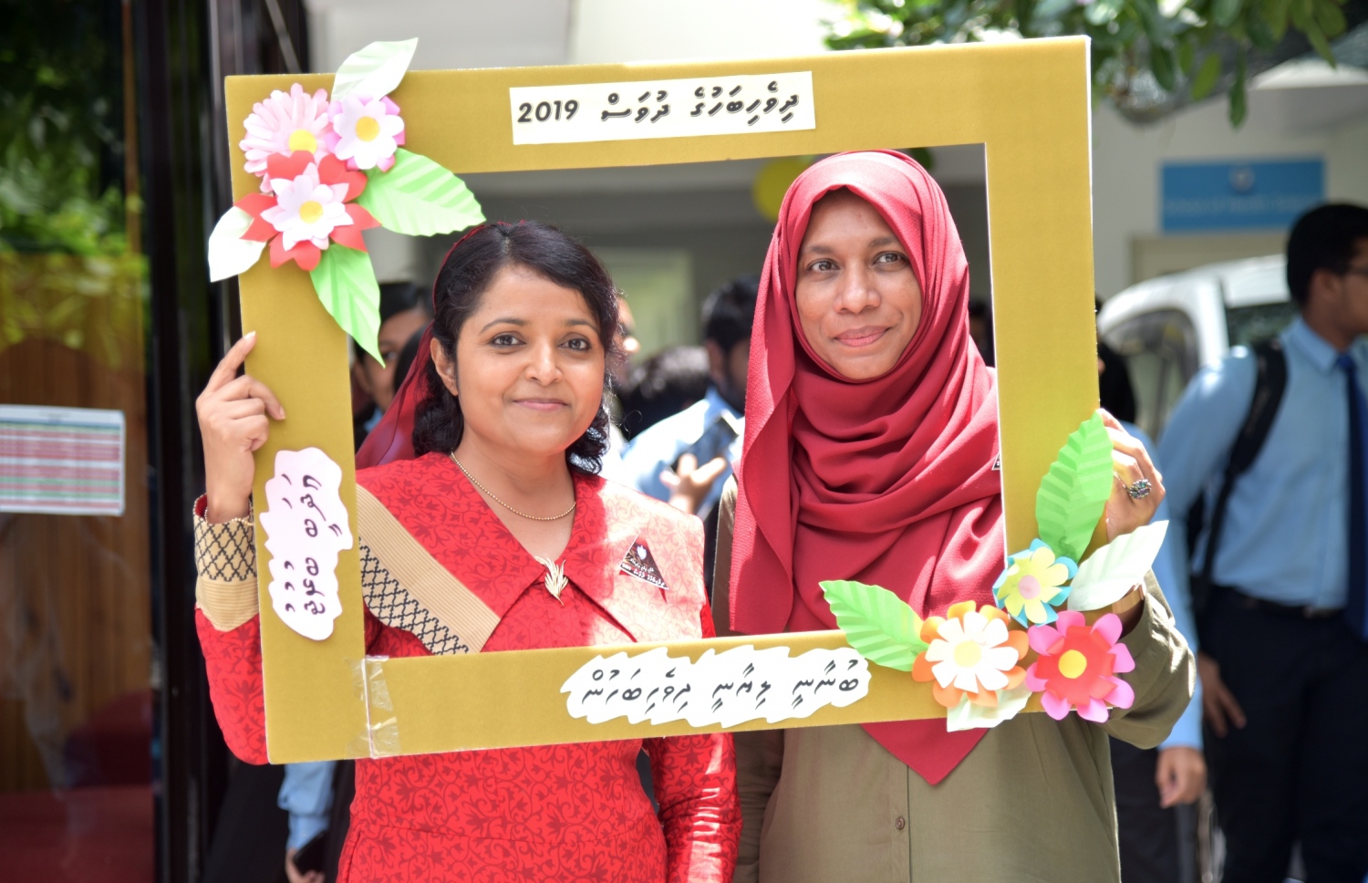 ދިވެހި ބަހުގެ ދުވަސް ފާހަގަކުރަން ވިލާ ހައި ސްކޫލުގައި ކުރިއަށް ގެންދިޔަ ހަރަކާތްތަކުގައި އާޓްސް، ކަލްޗާ އެންޑް ހެރިޓޭޖް މިނިސްޓަރު ޔުމްނާ މައުމޫނު (ވ) ބައިވެރިވެވަޑައިގަންނަވަނީ. -- ފޮޓޯ: ވިލާ ހައި ސްކޫލް