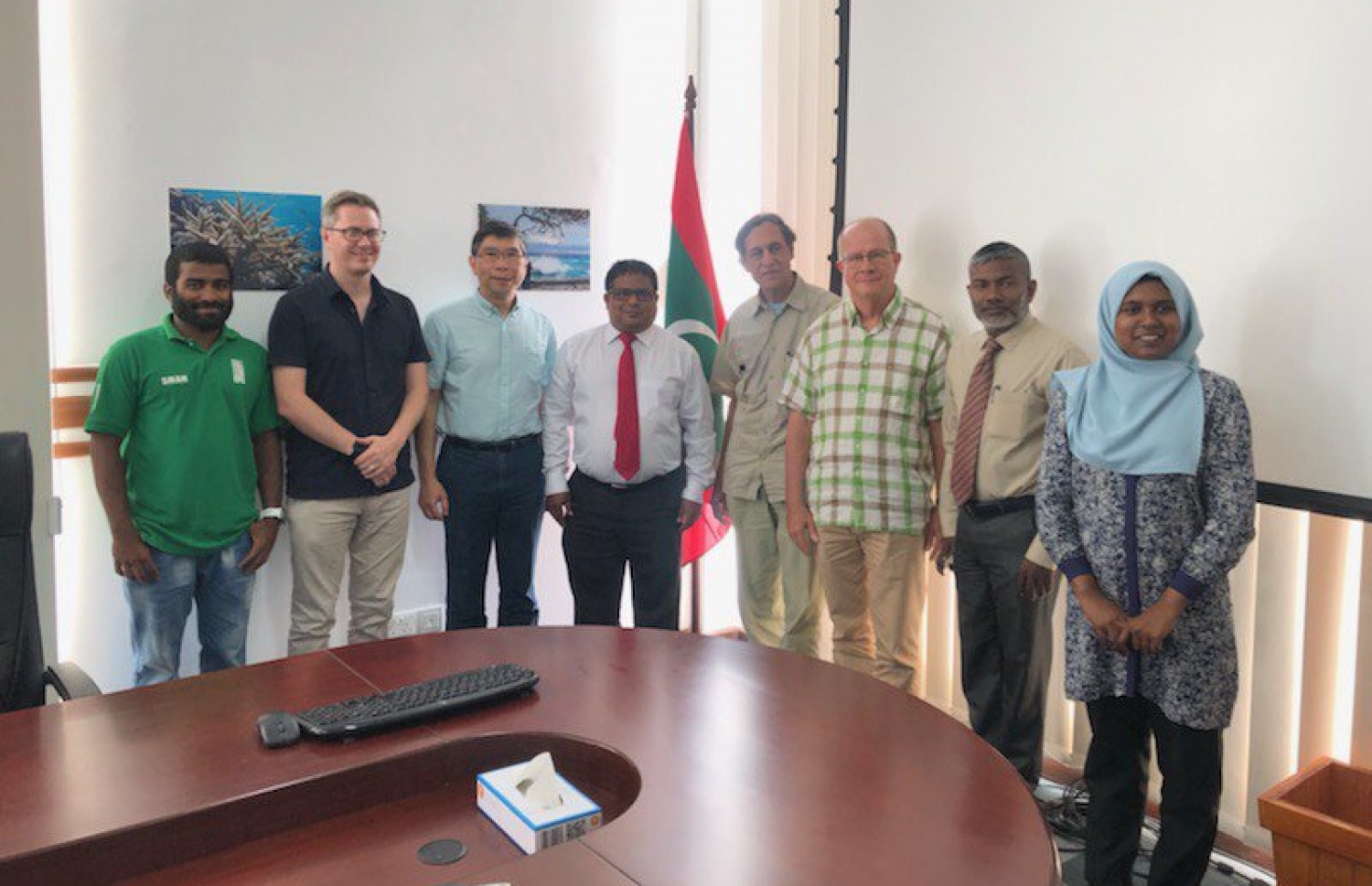 ކުޅުދުއްފުށީ ކުޅި ދިރާސާކުރަން އައި ޓީމުން މިނިސްޓަރު ޑރ. ހުސައިން ރަޝީދާ ބައްދަލުކުރަނީ -- ފޮޓޯ: ސޭވް މޯލްޑިވްސް