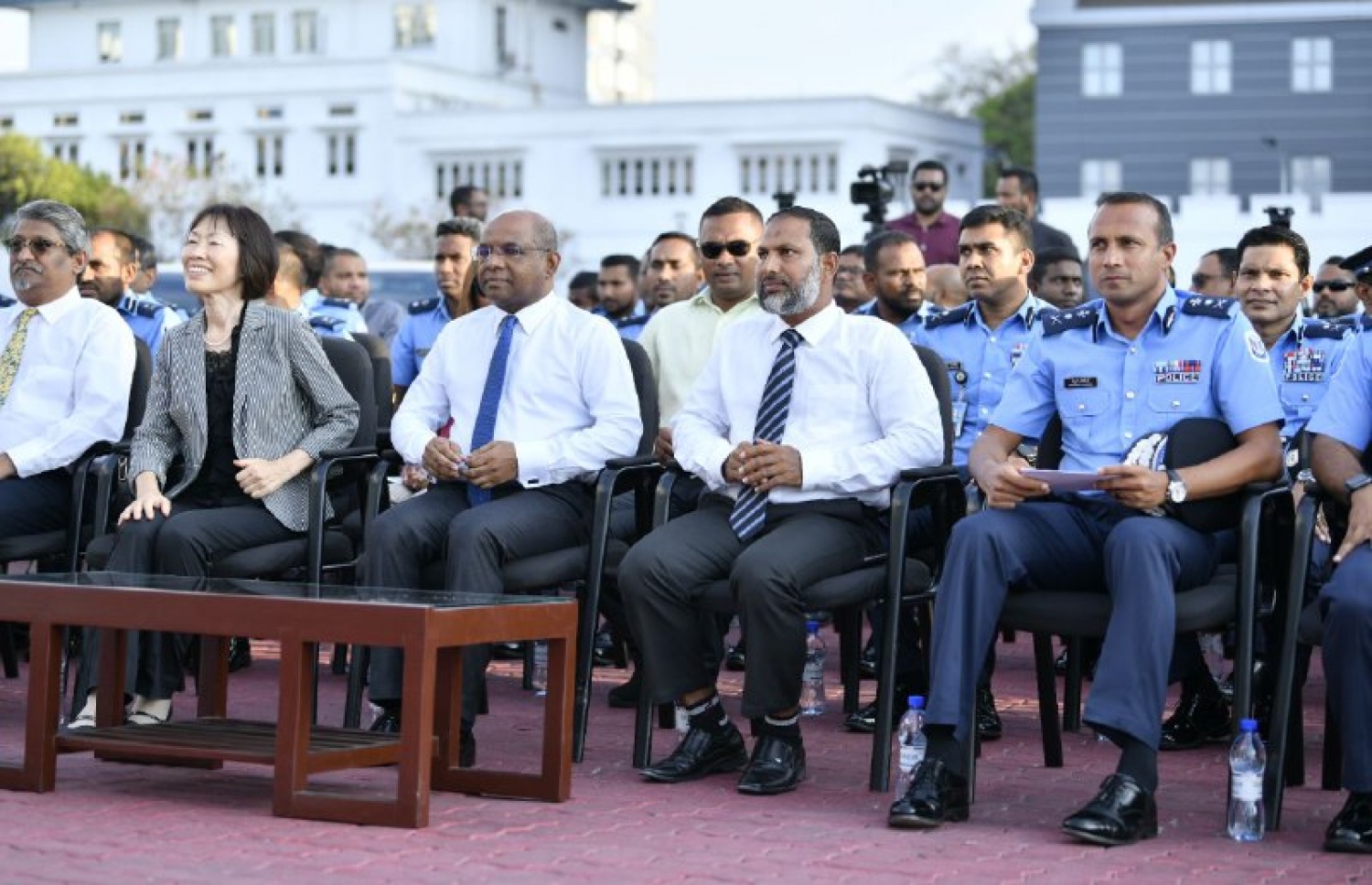 ޖަޕާނުން ފުލުހުންނަށް ހަދިޔާކުރި ތަކެތި ހަވާލު ކުރުމުގެ ރަސްމިއްޔާތުގައި ޕޮލިސް ކޮމިޝަނަރު މުހައްމަދު ހަމީދާއި ހޯމް މިނިސްޓަރު އިމްރާން އަބްދުﷲ އާއި ފޮރިން މިނިސްޓަރު އަބްދުﷲ ޝާހިދުގެ އިތުރުން ޖަޕާނު ސަފީރު ކެއިކޯ ޔަނާއީ ބައިވެރިވެވަޑައިގަންނަވަނީ. މިހާރު/ފޮޓޯ:ހުސައިން ވަހީދު
