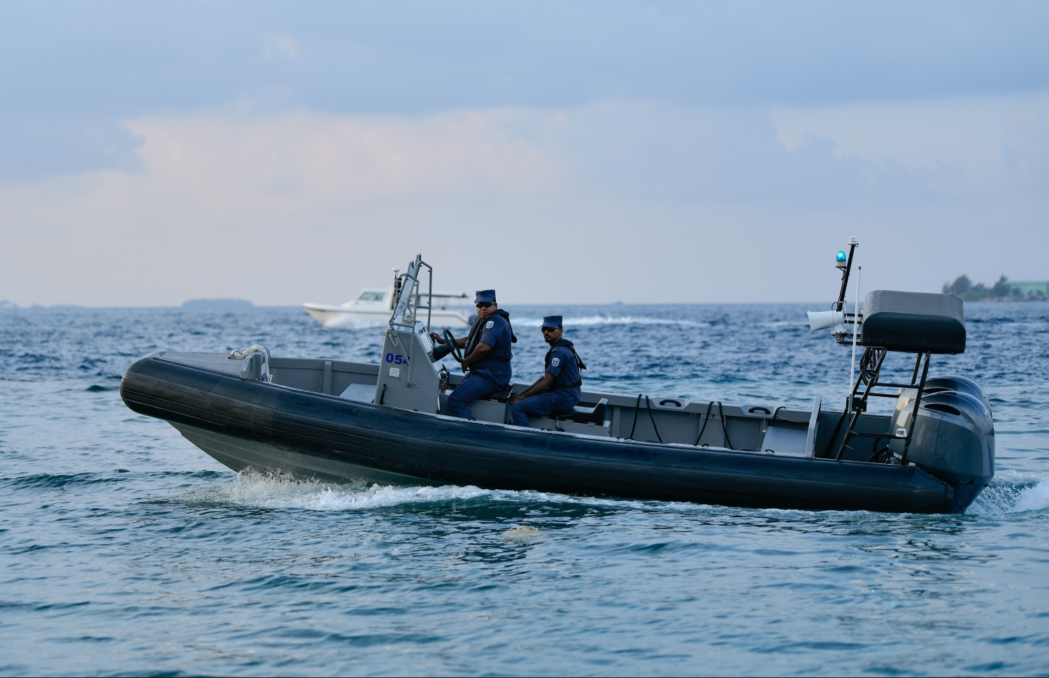 މާލެ: އޭޕްރިލް 15، 2019- ޖަޕާން ސަރުކާރުން ދިވެހި ފުލުހުންނަށް ހިލޭ އެހީގެ ގޮތުގައި ދެ މިލިއަން ޑޮލަރުގެ އުޅަނދު ހަދިޔާކުރުމަށް ޖުމްހޫރީ މައިދާނުގައި ބޭއްވި ރަސްމިއްޔާތު ކުރިއަށް ގެންދިޔަ ވަގުތު، އެ އުޅަނދުތަކުގެ ތެރެއިން ލޯންޗެއް އެ ސަރަހައްދުގައި ހަރަކާތްތެރިވަނީ.--- ފޮޓޯ: ހުސައިން ވަހީދު/މިހާރު