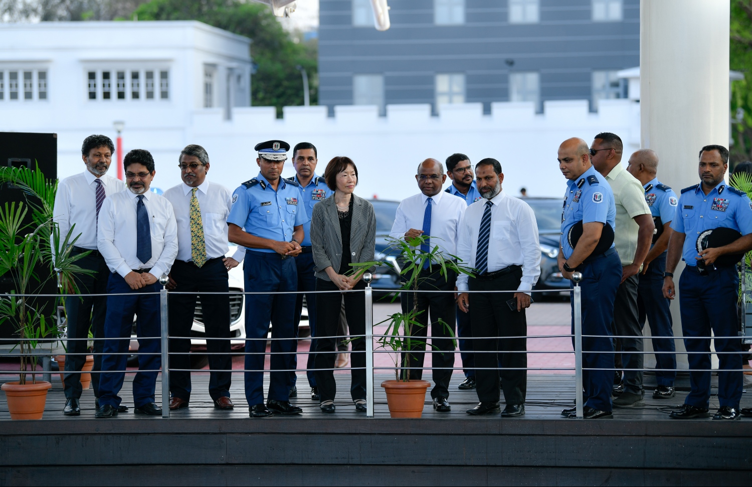 މާލެ: އޭޕްރީލް 15، 2019- ޖަޕާން ސަރުކާރުން ދިވެހި ފުލުހުންނަށް ހިލޭ އެހީގެ ގޮތުގައި ދެ މިލިއަން ޑޮލަރުގެ އުޅަނދު ހަދިޔާކުރުމަށް ޖުމްހޫރީ މައިދާނުގައި ބޭއްވި ރަސްމިއްޔާތުގައި، ސަރުކާރުގެ ބައެއް އިސް އޮފިސަރުންނާއި ފުލުހުންގެ ބައެއް ވެރިން އަދި ރާއްޖޭގައި ހުންނަވާ ސަފީރު ކަނޑުގެ އުޅަނދުތައް ބައްލަވަނީ.--- ފޮޓޯ: ހުސައިން ވަހީދު/މިހާރު