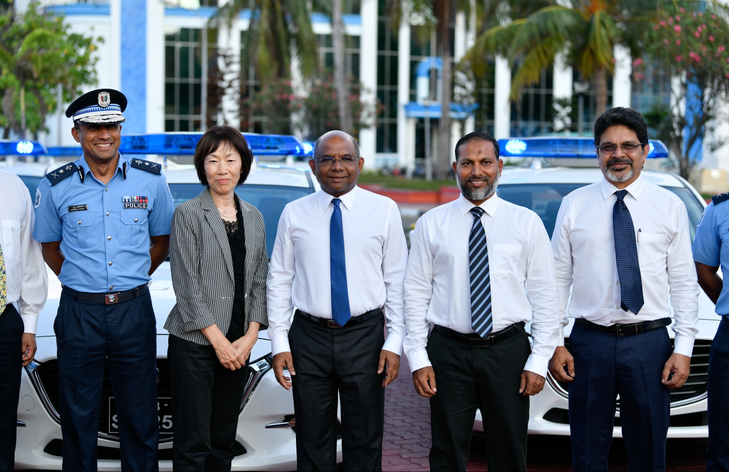 މާލެ: އޭޕްރީލް 15، 2019- ޖަޕާން ސަރުކާރުން ދިވެހި ފުލުހުންނަށް ހިލޭ އެހީގެ ގޮތުގައި ދެ މިލިއަން ޑޮލަރުގެ އުޅަނދު ހަދިޔާކުރުމަށް ޖުމްހޫރީ މައިދާނުގައި ބޭއްވި ރަސްމިއްޔާތުގައި (ކ-ވ) ފޮރިން ސެކްރެޓަރީ ޣަފޫރު، ހޯމް މިނިސްޓަރު އިމްރާން، ފޮރިން މިނިސްޓަރު ޝާހިދު، ރާއްޖޭގައި ހުންނަވާ ޖަޕާނުގެ ސަފީރު ކެއިކޯ ޔަނާއީ އަދި ޕޮލިސް ކޮމިޝަނަރު ހަމީދު ފޮޓޯ އަކަށް ހުއްޓިވަޑައިގެން.---ފޮޓޯ: ހުސައިން ވަހީދު/މިހާރު