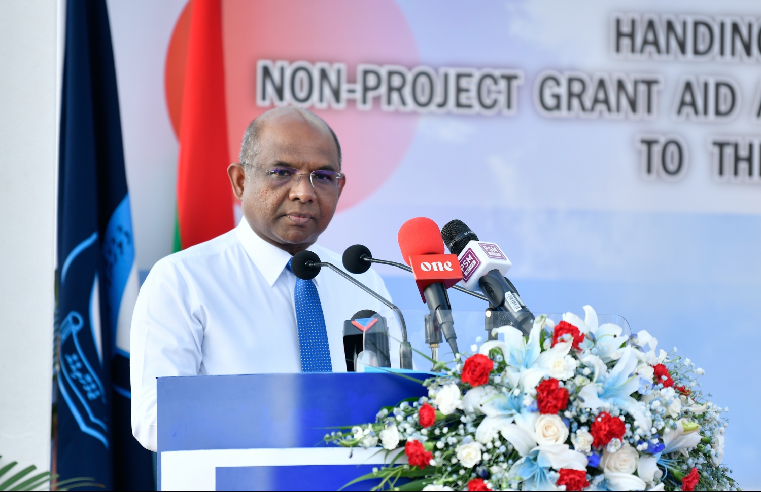 މާލެ: އޭޕްރީލް 15، 2019- ޖަޕާން ސަރުކާރުން ދިވެހި ފުލުހުންނަށް ހިލޭ އެހީގެ ގޮތުގައި ދެ މިލިއަން ޑޮލަރުގެ އުޅަނދު ހަދިޔާކުރުމަށް ޖުމްހޫރީ މައިދާނުގައި ބޭއްވި ރަސްމިއްޔާތުގައި ފޮރިން މިނިސްޓަރު ޝާހިދު ވާހަކަ ދައްކަވަނީ.--- ފޮޓޯ: ހުސައިން ވަހީދު/މިހާރު