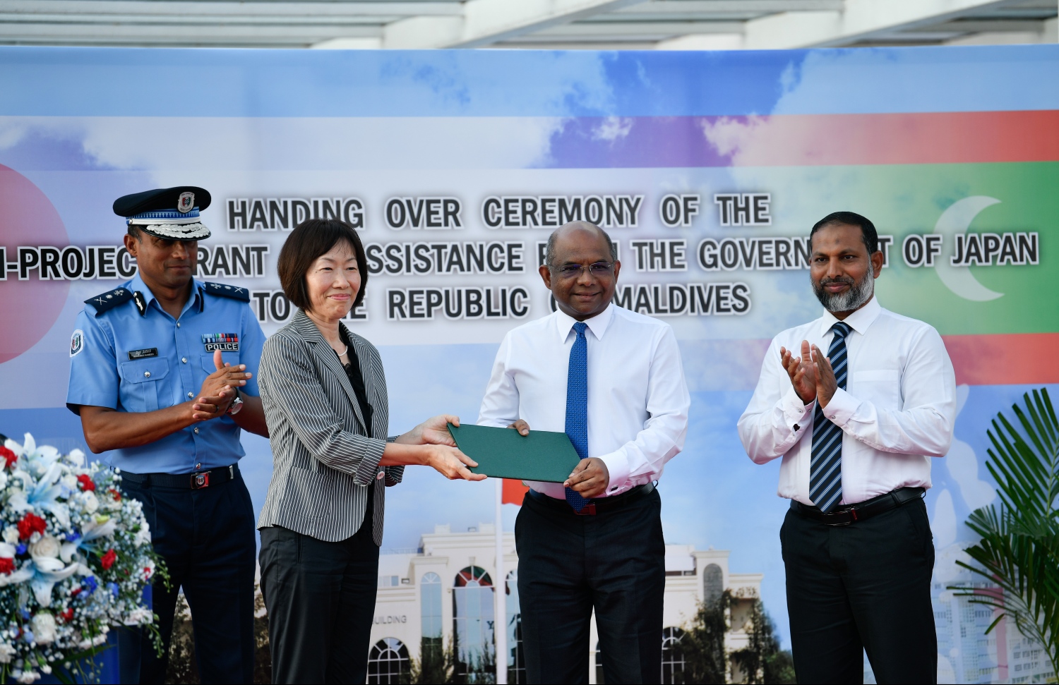 މާލެ: އޭޕްރިލް 15، 2019- ޖަޕާން ސަރުކާރުން ދިވެހި ފުލުހުންނަށް ހިލޭ އެހީގެ ގޮތުގައި ދެ މިލިއަން ޑޮލަރުގެ އުޅަނދު ހަދިޔާކުރުމަށް ޖުމްހޫރީ މައިދާނުގައި ބޭއްވި ރަސްމިއްޔާތުގައި، ރާއްޖޭގައި ހުންނަވާ ޖަޕާނުގެ ސަފީރު ކެއިކޯ ޔަނާއީ، ވެހިކަލްތައް ހަވާލުކުރުމުގެ ލިޔުން ފޮރިން މިނިސްޓަރު އަބްދުﷲ ޝާހިދަށް އަރުވަނީ.--- ފޮޓޯ: ހުސައިން ވަހީދު/މިހާރު