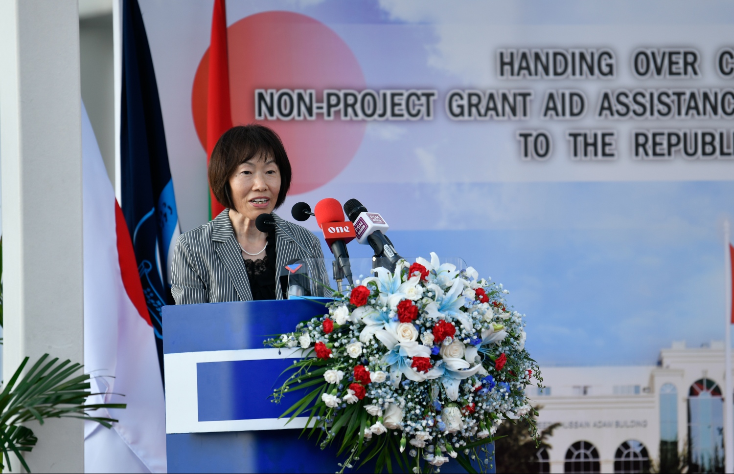 މާލެ: އޭޕްރީލް 15، 2019- ޖަޕާން ސަރުކާރުން ދިވެހި ފުލުހުންނަށް ހިލޭ އެހީގެ ގޮތުގައި ދެ މިލިއަން ޑޮލަރުގެ އުޅަނދު ހަދިޔާކުރުމަށް ޖުމްހޫރީ މައިދާނުގައި ބޭއްވި ރަސްމިއްޔާތުގައި، ރާއްޖޭގައި ހުންނަވާ ޖަޕާނުގެ ސަފީރާ ކެއިކޯ ޔަނާއީ ވާހަކަ ދައްކަވަނީ.--- ފޮޓޯ: ހުސައިން ވަހީދު/މިހާރު