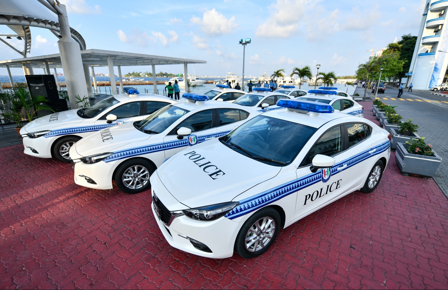 މާލެ: އޭޕްރީލް 15، 2019- ޖަޕާން ސަރުކާރުން ދިވެހި ފުލުހުންނަށް ހިލޭ އެހީގެ ގޮތުގައި ދެ މިލިއަން ޑޮލަރުގެ އުޅަނދު ހަދިޔާކުރުމުގެ ގޮތުން ޖުމްހޫރީ މައިދާނުގައި ބޭއްވި ރަސްމިއްޔާތުގައި ހަވާލުކުރި ބައެއް ވެހިކަލްތައް ދައްކާލަން ބަހައްޓާފައި.--- ފޮޓޯ: ހުސައިން ވަހީދު/މިހާރު