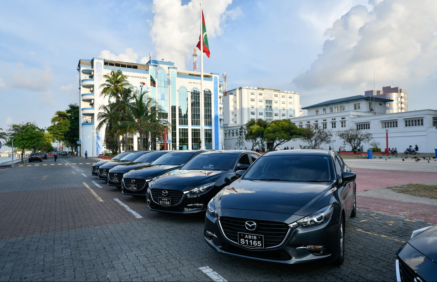 މާލެ: އޭޕްރިލް 15، 2019- ޖަޕާން ސަރުކާރުން ދިވެހި ފުލުހުންނަށް ހިލޭ އެހީގެ ގޮތުގައި ދެ މިލިއަން ޑޮލަރުގެ އުޅަނދު ހަދިޔާކުރުމުގެ ގޮތުން ޖުމްހޫރީ މައިދާނުގައި ބޭއްވި ރަސްމިއްޔާތުގައި ހަވާލުކުރި ބައެއް ވެހިކަލްތައް ދައްކާލަން ބަހައްޓާފައި.--- ފޮޓޯ: ހުސައިން ވަހީދު/މިހާރު