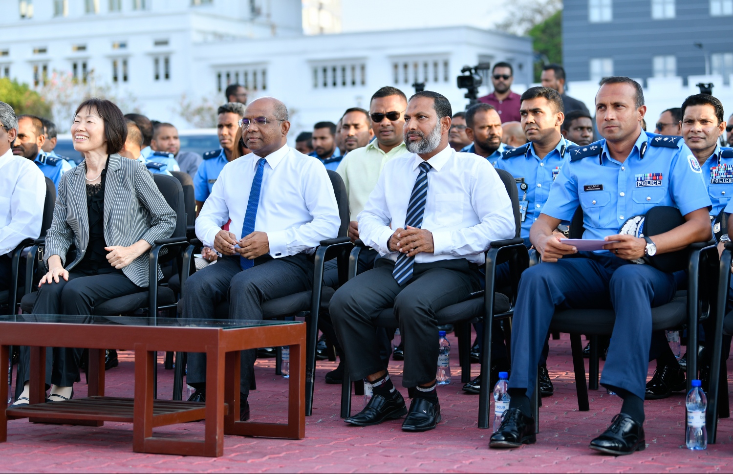 މާލެ: އޭޕްރިލް 15، 2019- ޖަޕާން ސަރުކާރުން ދިވެހި ފުލުހުންނަށް ހިލޭ އެހީގެ ގޮތުގައި ދެ މިލިއަން ޑޮލަރުގެ އުޅަނދު ހަދިޔާކުރުމަށް ޖުމްހޫރީ މައިދާނުގައި ބޭއްވި ރަސްމިއްޔާތުގައި (ކ-ވ) ޕޮލިސް ކޮމިޝަނަރު ހަމީދު، ހޯމް މިނިސްޓަރު އިމްރާން، ފޮރިން މިނިސްޓަރު ޝާހިދު އަދި ރާއްޖޭގައި ހުންނަވާ ޖަޕާނުގެ ސަފީރާ ކެއިކޯ ޔަނާއީ ބައިވެރިވެވަޑައިގަންނަވަނީ.--- ފޮޓޯ: ހުސައިން ވަހީދު/މިހާރު