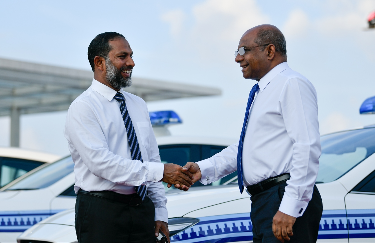 މާލެ: އޭޕްރިލް 15، 2019- ޖަޕާން ސަރުކާރުން ދިވެހި ފުލުހުންނަށް ހިލޭ އެހީގެ ގޮތުގައި ދެ މިލިއަން ޑޮލަރުގެ އުޅަނދު ހަދިޔާކުރުމަށް ޖުމްހޫރީ މައިދާނުގައި ބޭއްވި ރަސްމިއްޔާތުގައި ހޯމް މިނިސްޓަރު އިމްރާނާއި ފޮރިން މިނިސްޓަރު ޝާހިދު ސަލާމް ކުރައްވަނީ.--- ފޮޓޯ: ހުސައިން ވަހީދު/މިހާރު