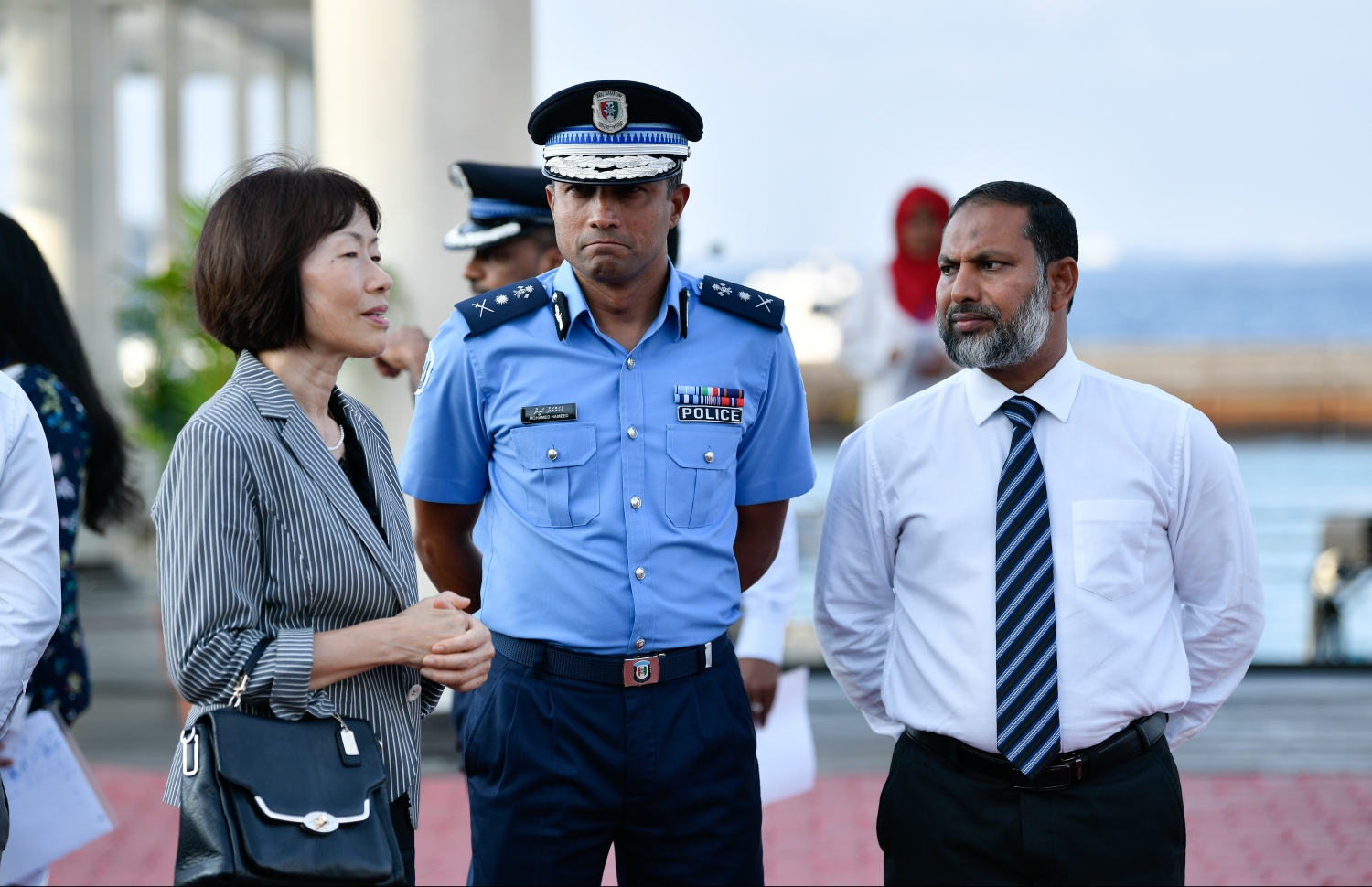 މާލެ: އޭޕްރިލް 15، 2019- ޖަޕާން ސަރުކާރުން ދިވެހި ފުލުހުންނަށް ހިލޭ އެހީގެ ގޮތުގައި ދެ މިލިއަން ޑޮލަރުގެ އުޅަނދު ހަދިޔާކުރުމަށް ޖުމްހޫރީ މައިދާނުގައި ބޭއްވި ރަސްމިއްޔާތުގައި ހޯމް މިނިސްޓަރު އިމްރާން، ޕޮލިސް ކޮމިޝަނަރު ހަމީދު އަދި ރާއްޖޭގައި ހުންނަވާ ޖަޕާނުގެ ސަފީރާ ކެއިކޯ ޔަނާއީ މަޝްވަރާ ކުރައްވަނީ.--- ފޮޓޯ: ހުސައިން ވަހީދު/މިހާރު