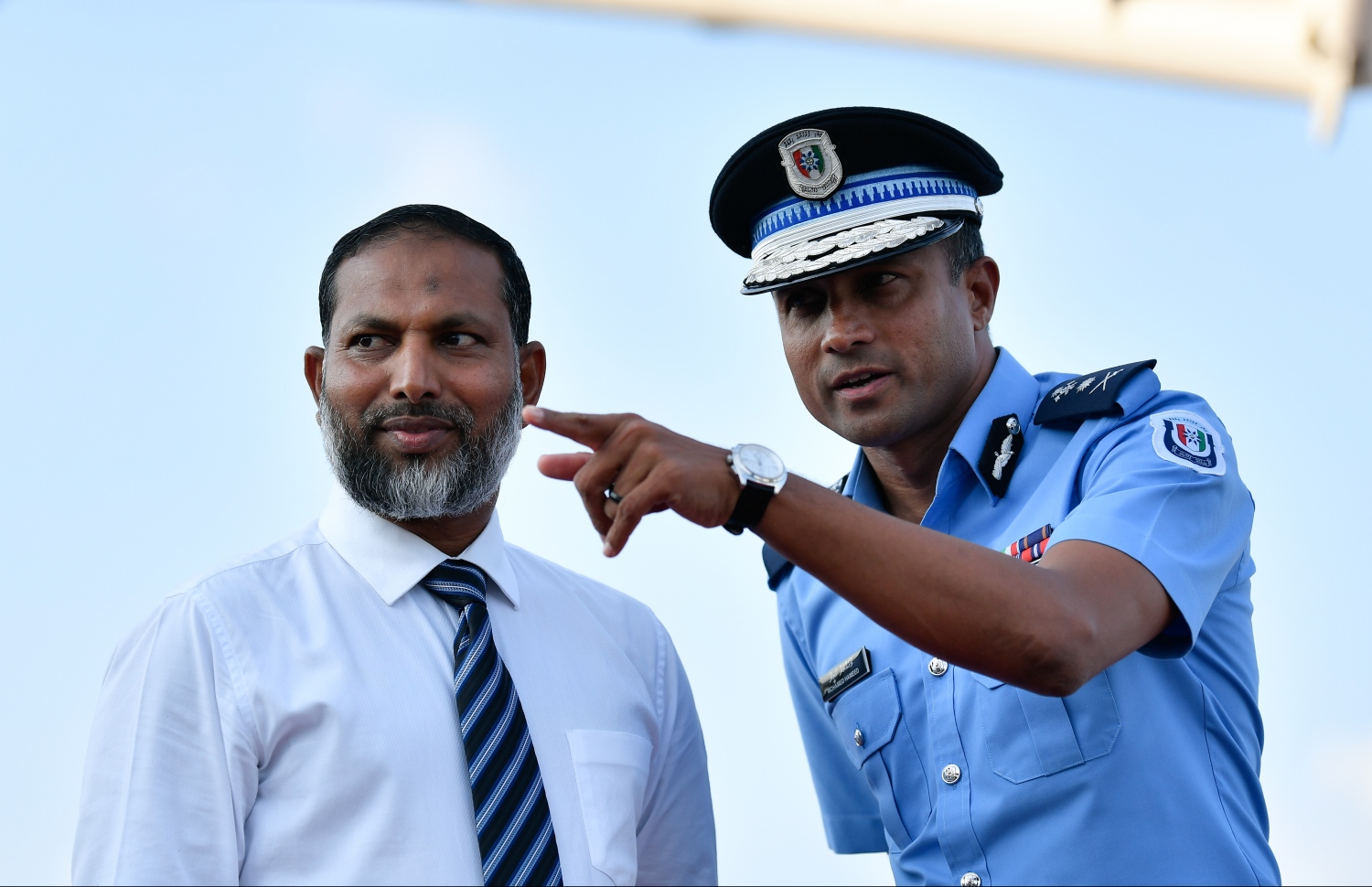މާލެ: އޭޕްރިލް 15، 2019- ޖަޕާން ސަރުކާރުން ދިވެހި ފުލުހުންނަށް ހިލޭ އެހީގެ ގޮތުގައި ދެ މިލިއަން ޑޮލަރުގެ އުޅަނދު ހަދިޔާކުރުމަށް ޖުމްހޫރީ މައިދާނުގައި ބޭއްވި ރަސްމިއްޔާތުގައި ޕޮލިސް ކޮމިޝަނަރު ހަމީދު، ބައެއް އުޅަނދުތަކުގެ މައުލޫމާތު ހޯމް މިނިސްޓަރު އިމްރާނަށް ދެއްވަނީ.---ފޮޓޯ: ހުސައިން ވަހީދު/މިހާރު
