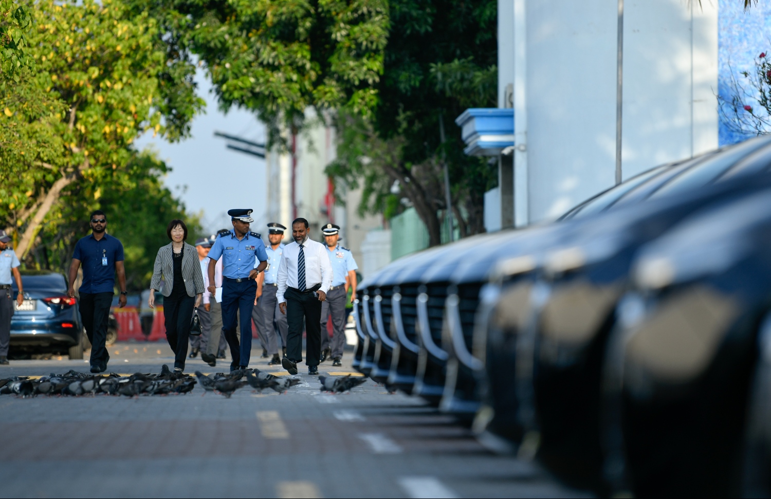 މާލެ: އޭޕްރިލް 15، 2019- ޖަޕާން ސަރުކާރުން ދިވެހި ފުލުހުންނަށް ހިލޭ އެހީގެ ގޮތުގައި ދެ މިލިއަން ޑޮލަރުގެ އުޅަނދު ހަދިޔާކުރުމަށް ޖުމްހޫރީ މައިދާނުގައި ބޭއްވި ރަސްމިއްޔާތަށް ހޯމް މިނިސްޓަރު އިމްރާން، ޕޮލިސް ކޮމިޝަނަރު ހަމީދު އަދި ރާއްޖޭގައި ހުންނަވާ ޖަޕާނުގެ ސަފީރާ ކެއިކޯ ޔަނާއީ ވަޑައިގަންނަވަނީ.--- ފޮޓޯ: ހުސައިން ވަހީދު/މިހާރު