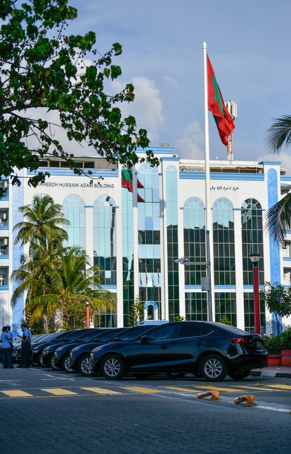 މާލެ: އޭޕްރިލް 15، 2019- ޖަޕާން ސަރުކާރުން ދިވެހި ފުލުހުންނަށް ހިލޭ އެހީގެ ގޮތުގައި ދެ މިލިއަން ޑޮލަރުގެ އުޅަނދު ހަދިޔާކުރުމަށް ޖުމްހޫރީ މައިދާނުގައި ބޭއްވި ރަސްމިއްޔާތުގައި، ހަވާލުކުރި ބައެއް ވެހިކަލްތައް ދައްކާލުމަށް ބަހައްޓާފައި.--- ފޮޓޯ: ހުސައިން ވަހީދު/މިހާރު