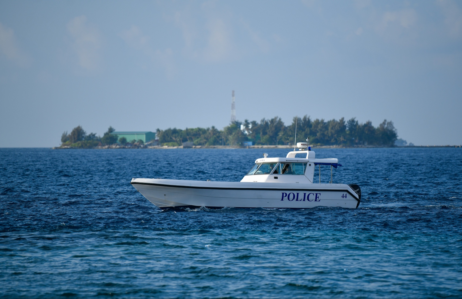 މާލެ: އޭޕްރިލް 15، 2019- ޖަޕާން ސަރުކާރުން ދިވެހި ފުލުހުންނަށް ހިލޭ އެހީގެ ގޮތުގައި ދެ މިލިއަން ޑޮލަރުގެ އުޅަނދު ހަދިޔާކުރުމަށް ޖުމްހޫރީ މައިދާނުގައި ބޭއްވި ރަސްމިއްޔާތު ކުރިއަށް ގެންދިޔަ ވަގުތު، އެ އުޅަނދުތަކުގެ ތެރެއިން ލޯންޗެއް އެ ސަރަހައްދުގައި ހަރަކާތްތެރިވަނީ.--- ފޮޓޯ: ހުސައިން ވަހީދު/މިހާރު