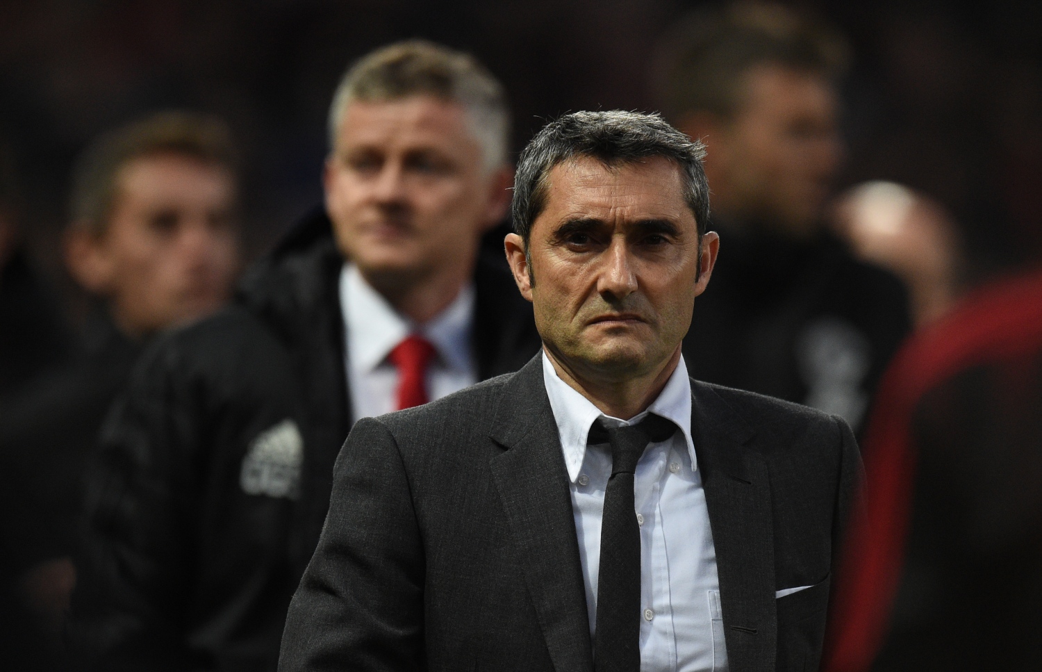 ބާސެލޯނާގެ ކޯޗު ވަލްވާޑޭ (ކ) ފުރަތަމަ ލެގުގައި އިރުޝާދު ދެނީ. -- ފޮޓޯ: އޭއެފްޕީ