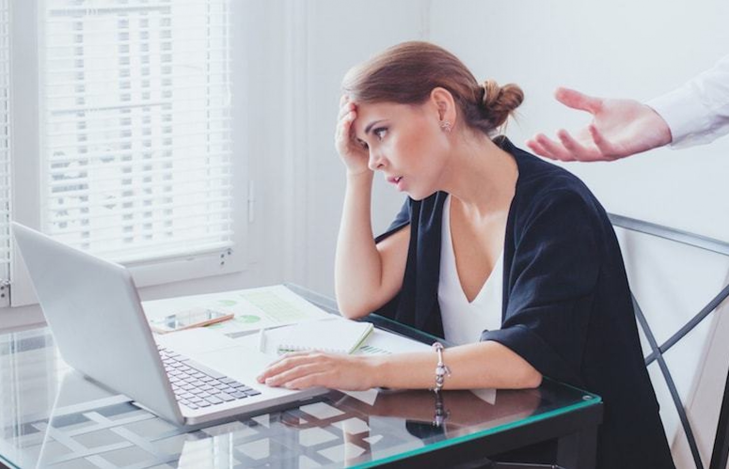 މީހަކު އޮފީހުގެ މަސައްކަތުގައި.