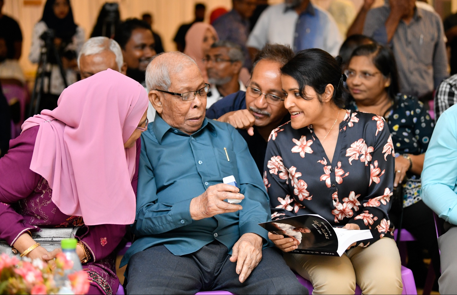 ސޯދުބެގެ ހަޔާތުގެ ހަނދާންތަކާ ބެހޭ ފޮތެއް ނެރުމުގެ ހަފުލާގައި ބައިވެރިވެވަޑައިގަންނަވަނީ. --ފޮޓޯ/މިހާރު