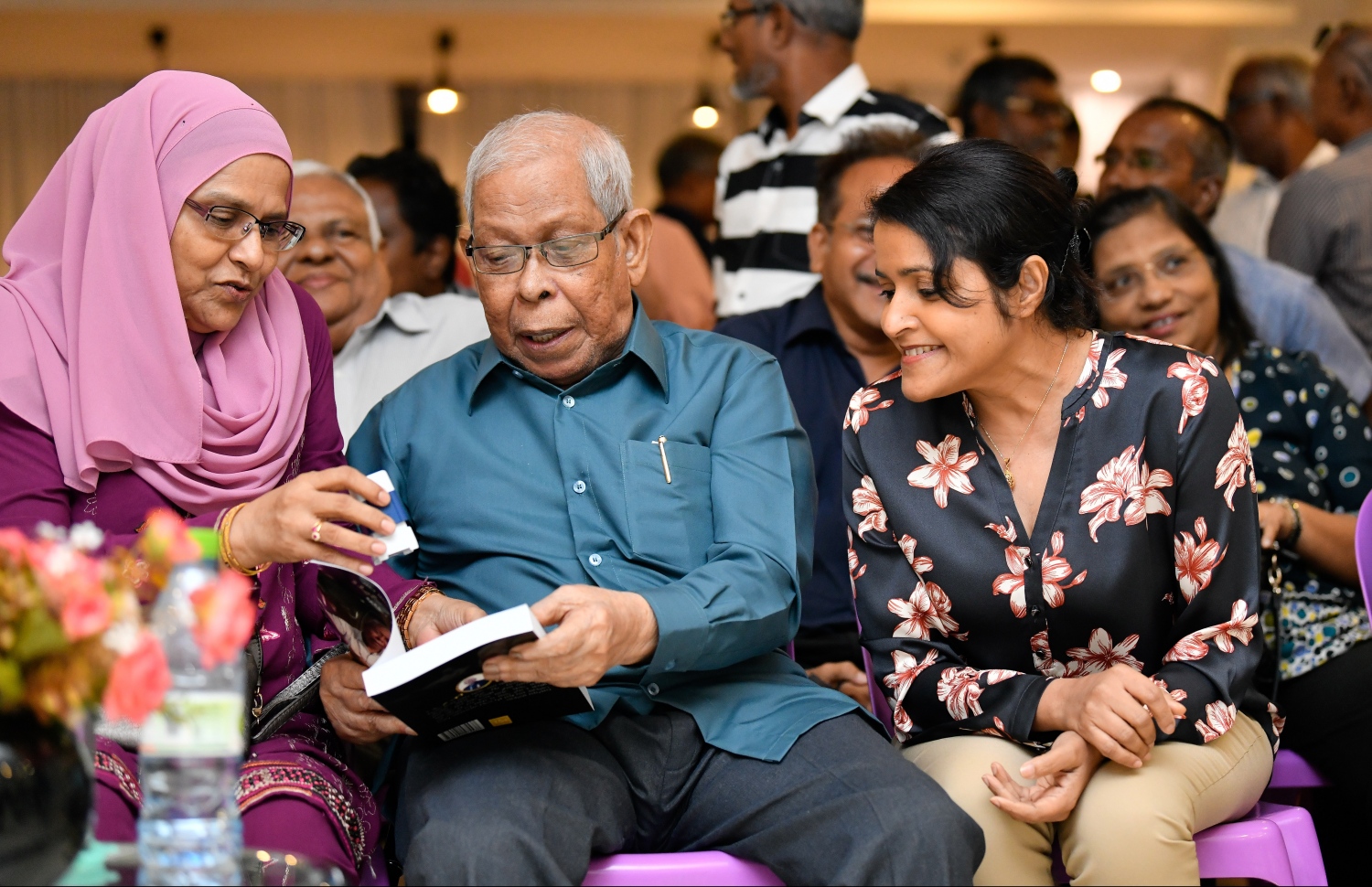 ހެރިޓޭޖް މިނިސްޓަރު ޔުމްނާ މައުމޫން (ކ) އާއި ސޯދިގު (މ) އަދި އަނބިކަނބަލުން މުނީރާ ފޮތް ބައްލަވާލައްވަނީ. --ފޮޓޯ: ހުސެއިން ވަހީދު/ މިހާރު