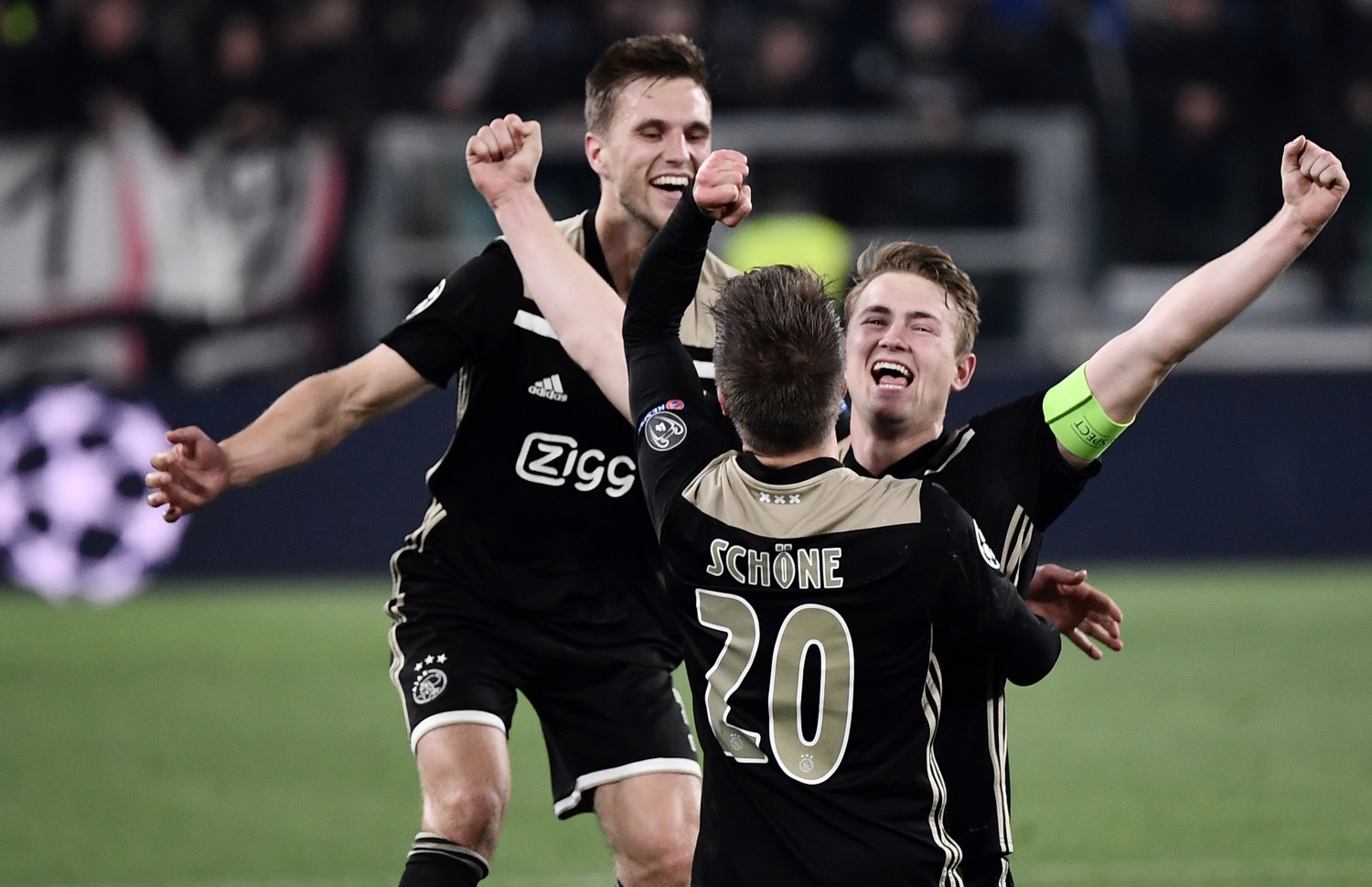 އަޔަކްސްގެ ކުޅުންތެރިން އުފާފާޅުކުރަނީ. --ފޮޓޯ: އޭއެފްޕީ