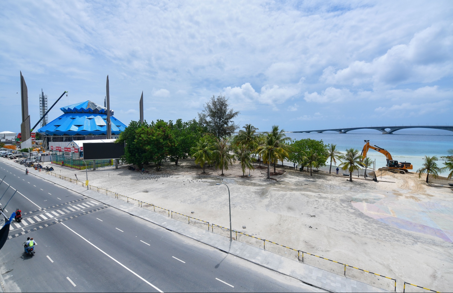 ސަލްމާން މިސްކިތުގެ ފުރަގަހުން ބޭރު ތޮށިގަނޑުމަތިން ރާޅު އަރާފާނެތީ އެކަމަށް ހައްލެއް ހޯދަން ވެސް ޔާމީންގެ ސަރުކާރުން ޕްރޮޖެކްޓެއްގައި ސޮއިކުރި ކަމަށް މުއިއްޒު ވިދާޅުވި އެވެ.