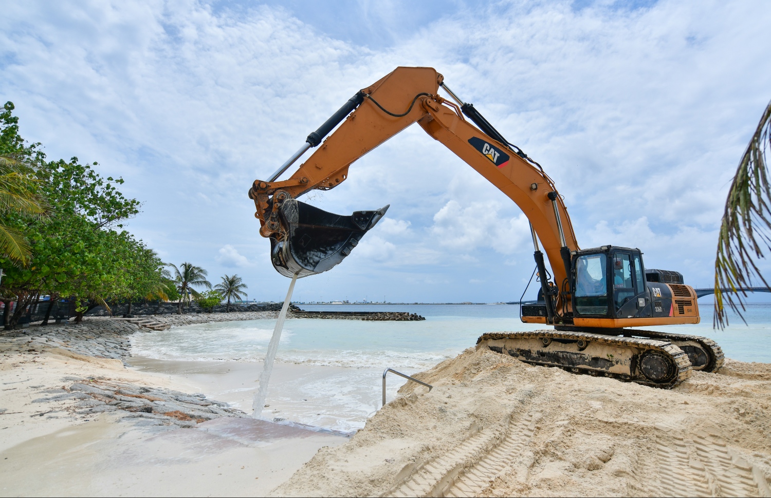 އާޓިފިޝަލް ބީޗްގެ މޫދަށް އެރޭ ސަރަހައްދު ފުން ކުރަނީ: ރޯދަޔަށް ޕާކަކަށް ހަދައި އެ ތަން ހުޅުވުމަށް ވަނީ ނިންމާފައި-- ފޮޓޯ: ހުސައިން ވަހީދު/މިހާރު