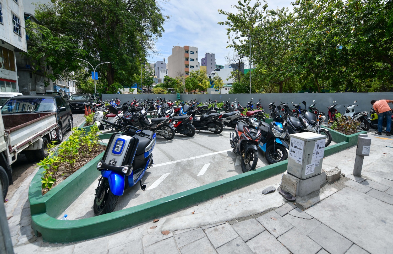 މާފަންނު ސަހަރާގެ ބައެއް ނަގައި ކުރިން ހެދި ޕާކިން ޒޯން -- ފޮޓޯ: މިހާރު