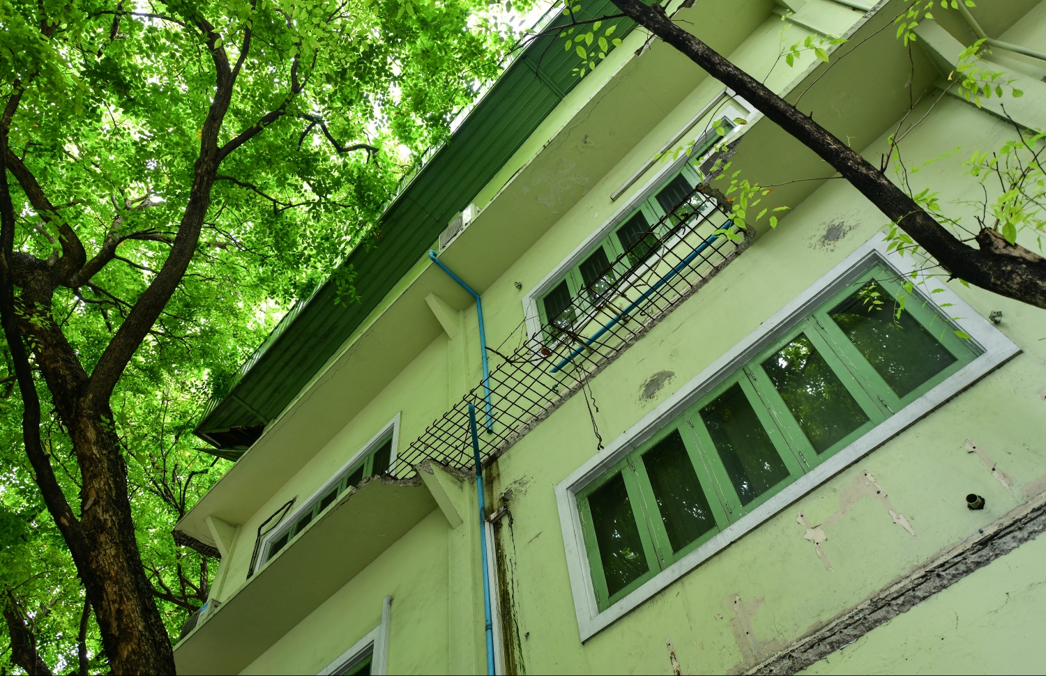 ހުރަވީ ބިލްޑިންގުގެ ޝީޓުން ބައެއް ވެއްޓިފައި: އެ އިމާރާތް ތަޅާލުމަށް ސަރުކާރުން ވަނީ ނިންމާފައި. --  ފޮޓޯ: ހުސައިން ވަހީދު/މިހާރު