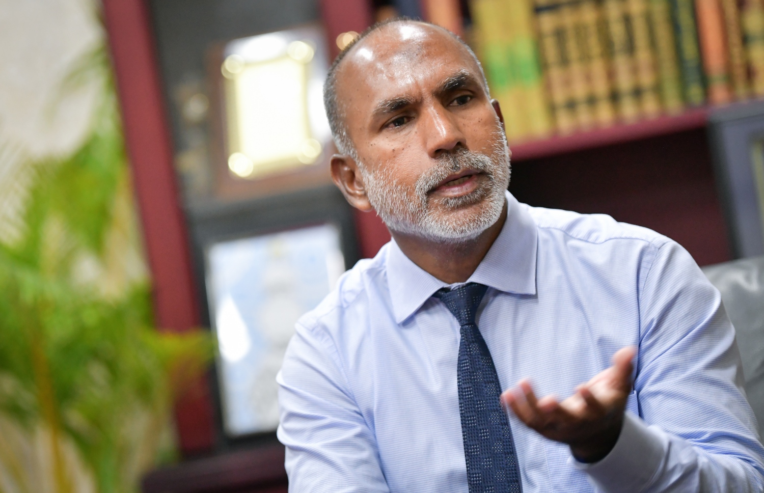 އިސްލާމިކް މިނިސްޓަރު ޑރ. އަހުމަދު ޒާހިރު މިދިޔަ ބުދަ ދުވަހު "މިހާރު" އަށް އިންޓަވިއުދެއްވަނީ.-- ފޮޓޯ: ނިޝާން އަލީ/ މިހާރު