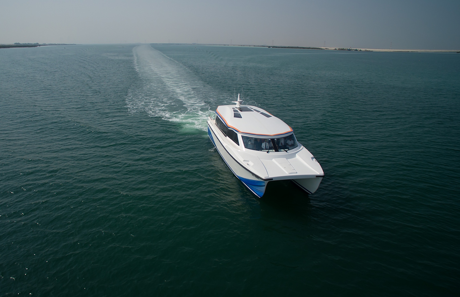 ޖަލްބޫޓުން ރާއްޖޭގައި ފެރީގެ ހިދުމަތް ދިނުމަށް ބޭނުންކުރާ ކަޓަމަރާން ލޯންޗެއް-- ފޮޓޯ: ޖަލްބޫޓް