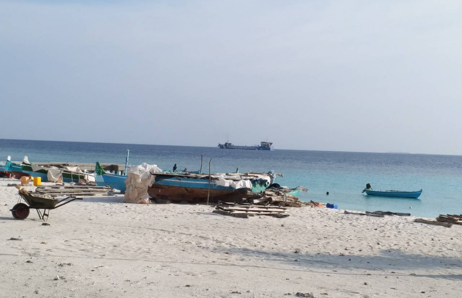 މަހާޖައްރާފު ތަކަންދޫ ބޭރުގައި އޮވެ ވެލި ނަގަނީ: އެރަށުގެ ތިމާވެއްޓަށް ދިމާވެދާނެ މައްސަލަތަކާ ގުޅިގެން ކައުންސިލުން އަންނަނީ ކަންބޮޑުވުން ފާޅުކުރަމުން-- ފޮޓޯ: މިހާރު