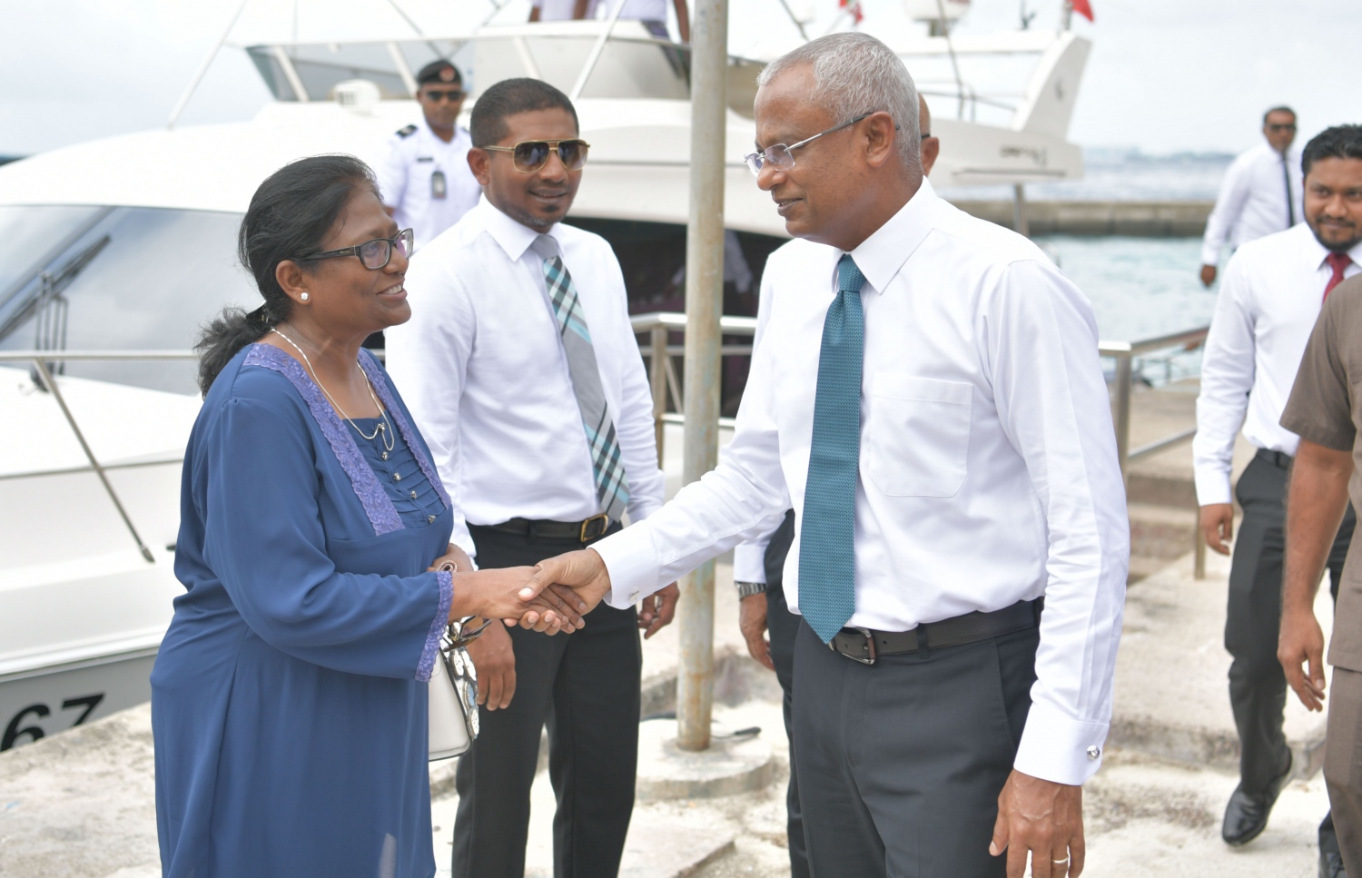 ވިލިމާލެ: އޭޕްރިލް 17، 2019: ވިލިމާލޭގައި ހެދި "މަސްޖިދުލް ބިއްރި" ހުޅުވުމަށް ބޭއްވި ރަސްމިއްޔާތެއްގައި ބައިވެރިވެ ވަޑައިގަތުމަށް ރައީސް އިބްރާހިމް މުހައްމަދު ސޯލިހް ވަޑައިގަތުމުން، މާލޭ ސިޓީ ކައުންސިލްގެ މޭޔާ ޝިފާ މުހައްމަދު، އެމަނިކުފާނަށް މަރުހަބާ ދަންނަވަނީ.- ފޮޓޯ: ރައީސް އޮފީސް