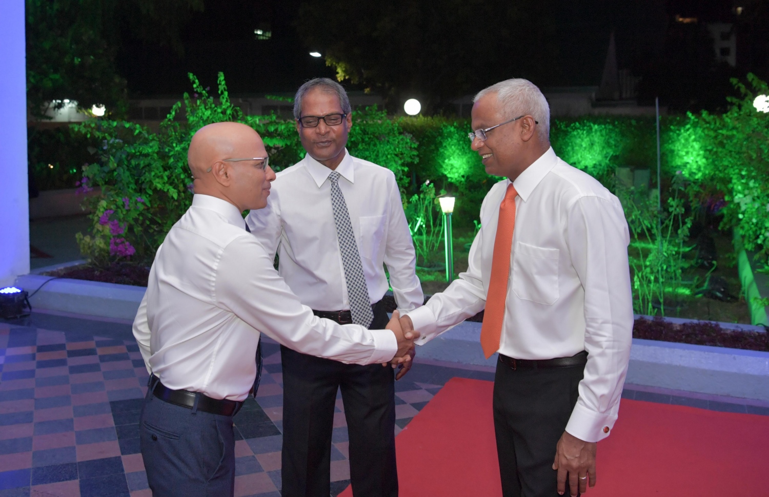 ވިލިމާލެ: އޭޕްރިލް 17، 2019: ވިލިމާލޭގައި ހެދި "މަސްޖިދުލް ބިއްރި" ހުޅުވުމަށް ބޭއްވި ރަސްމިއްޔާތެއްގައި ބައިވެރިވެ ވަޑައިގަތުމަށް ރައީސް އިބްރާހިމް މުހައްމަދު ސޯލިހް ވަޑައިގަތުމުން، އެމަނިކުފާނަށް މަރުހަބާ ދަންނަވަނީ.- ފޮޓޯ: ރައީސް އޮފީސް