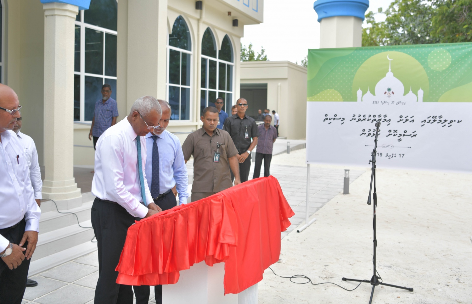 ވިލިމާލެ: އޭޕްރިލް 17، 2019: ވިލިމާލޭގައި ހެދި "މަސްޖިދުލް ބިއްރި" ހުޅުވުމަށް ބޭއްވި ރަސްމިއްޔާތެއްގައި ރައީސް އިބްރާހިމް މުހައްމަދު ސޯލިހް، އެ މިސްކިތް ރަސްމީކޮށް ހުޅުވައިދެއްވަނީ.- ފޮޓޯ: ރައީސް އޮފީސް