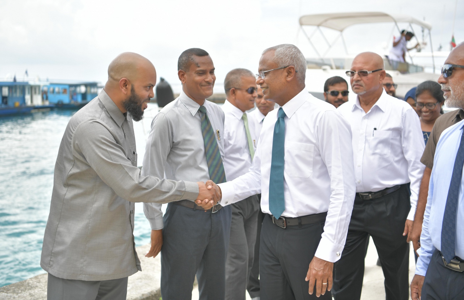 ވިލިމާލެ: އޭޕްރިލް 17، 2019: ވިލިމާލޭގައި ހެދި "މަސްޖިދުލް ބިއްރި" ހުޅުވުމަށް ބޭއްވި ރަސްމިއްޔާތެއްގައި ބައިވެރިވެ ވަޑައިގަތުމަށް ރައީސް އިބްރާހިމް މުހައްމަދު ސޯލިހް ވަޑައިގަތުމުން، އެމަނިކުފާނަށް މަރުހަބާ ދަންނަވަނީ.- ފޮޓޯ: ރައީސް އޮފީސް