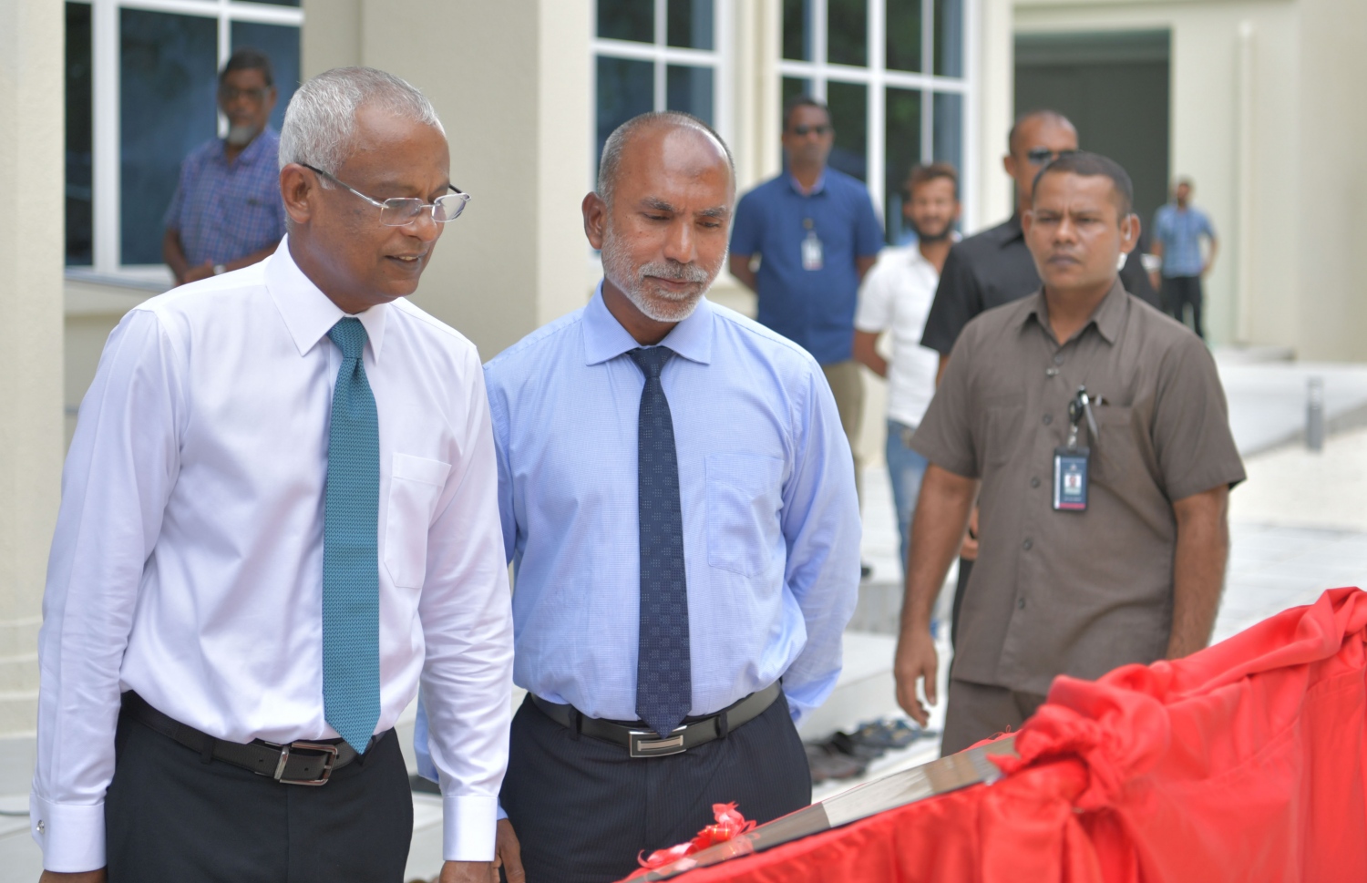 ވިލިމާލެ: އޭޕްރިލް 17، 2019: ވިލިމާލޭގައި ހެދި "މަސްޖިދުލް ބިއްރި" ހުޅުވުމަށް ބޭއްވި ރަސްމިއްޔާތެއްގައި ރައީސް އިބްރާހިމް މުހައްމަދު ސޯލިހް ބައިވެރިވެ ވަޑައިގެން، އިސްލާމިކް މިނިސްޓަރު އަހުމަދު ޒާހިރާއެކު މަޑުކޮށްލައްވައިގެން.- ފޮޓޯ: ރައީސް އޮފީސް