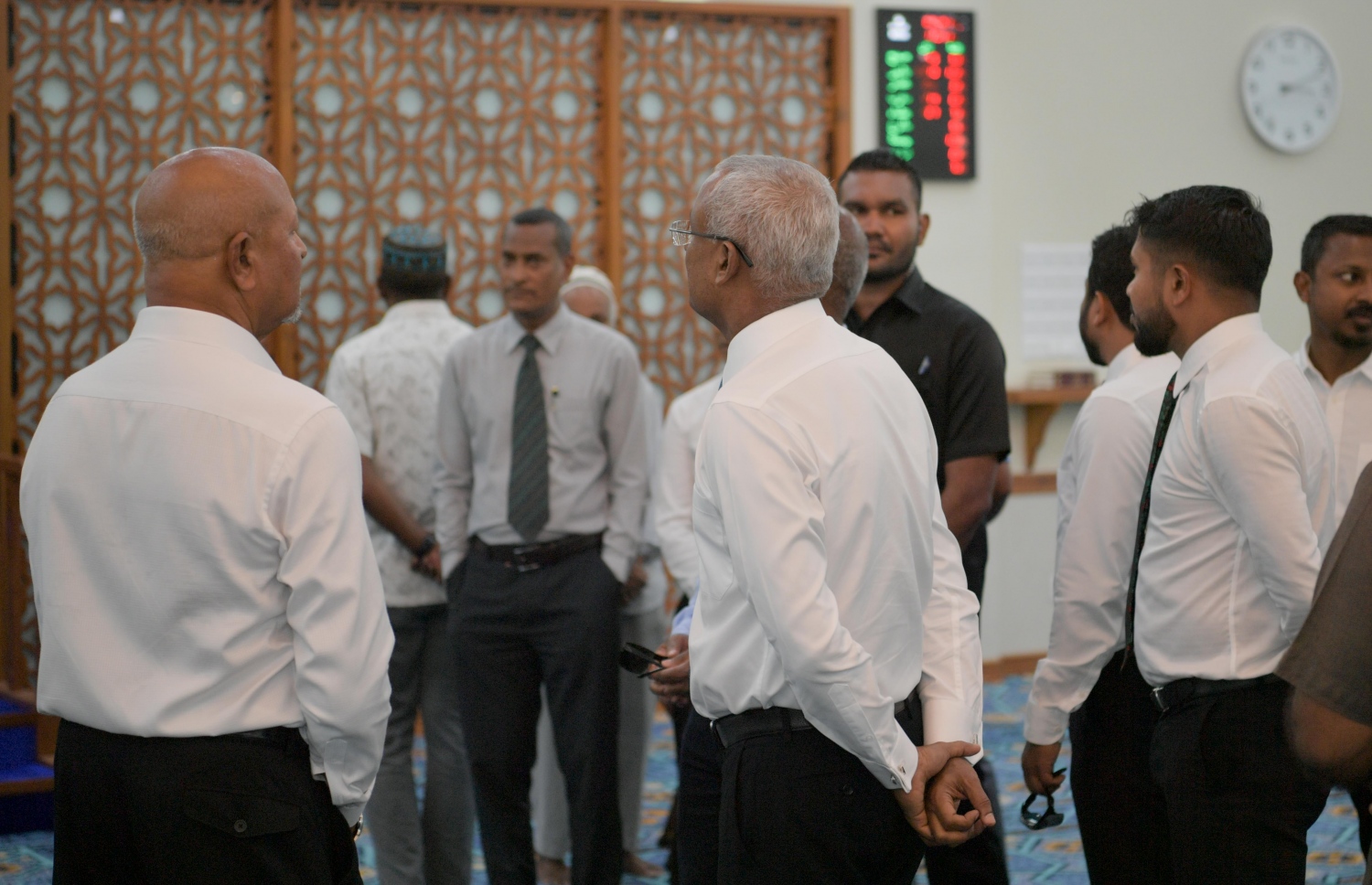 ވިލިމާލެ: އޭޕްރިލް 17، 2019: ވިލިމާލޭގައި ހެދި "މަސްޖިދުލް ބިއްރި" ހުޅުވުމަށް ބޭއްވި ރަސްމިއްޔާތެއްގައި ރައީސް އިބްރާހިމް މުހައްމަދު ސޯލިހް އެ މިސްކިތުގެ އެތެރެ ބައްލަވައި ލައްވަނީ.- ފޮޓޯ: ރައީސް އޮފީސް