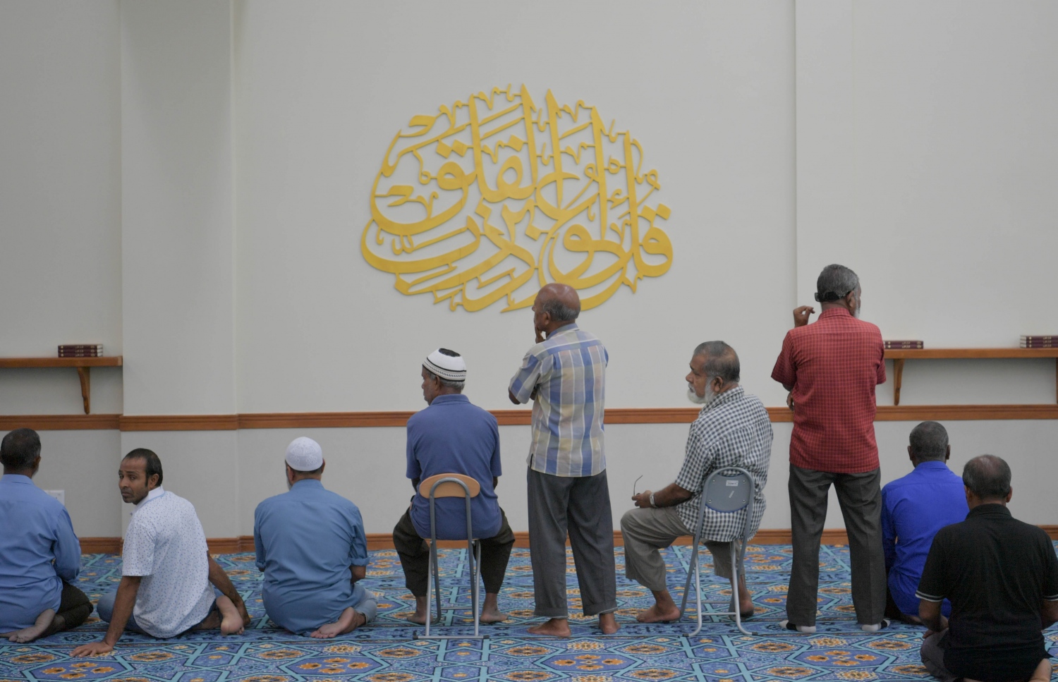 ވިލިމާލެ: އޭޕްރިލް 17، 2019: ވިލިމާލޭގައި ހެދި "މަސްޖިދުލް ބިއްރި" ހުޅުވުމަށްފަހު އެ މިސްކިތުގައި ކުރި ފުރަތަމަ ނަމާދުގައި ބަޔަކު ބައިވެރިވަނީ.-- ފޮޓޯ: ރައީސް އޮފީސް