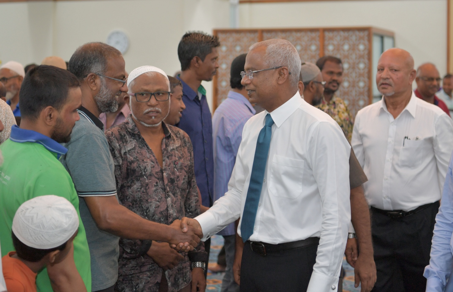 ވިލިމާލެ: އޭޕްރިލް 17، 2019: ވިލިމާލޭގައި ހެދި "މަސްޖިދުލް ބިއްރި" ހުޅުވުމަށް ބޭއްވި ރަސްމިއްޔާތެއްގައި ރައީސް އިބްރާހިމް މުހައްމަދު ސޯލިހް ވިލިމާލޭގެ ބައެއް މީހުންނާ ސަލާމް ކުރައްވަނީ.- ފޮޓޯ: ރައީސް އޮފީސް