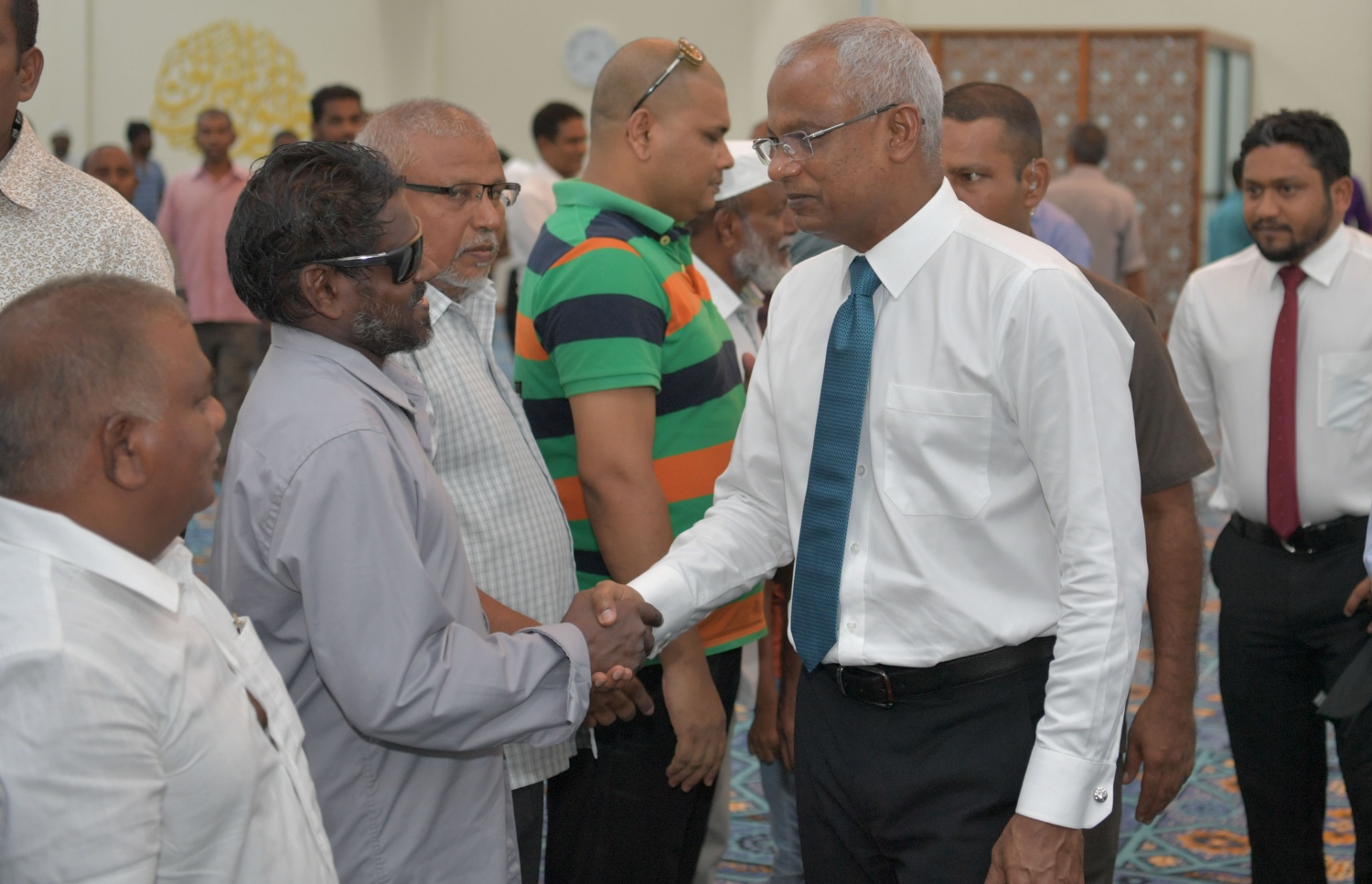 ވިލިމާލެ: އޭޕްރިލް 17، 2019: ވިލިމާލޭގައި ހެދި "މަސްޖިދުލް ބިއްރި" ހުޅުވުމަށް ބޭއްވި ރަސްމިއްޔާތެއްގައި ރައީސް އިބްރާހިމް މުހައްމަދު ސޯލިހް ވިލިމާލޭގެ ބައެއް މީހުންނާ ސަލާމް ކުރައްވަނީ.- ފޮޓޯ: ރައީސް އޮފީސް