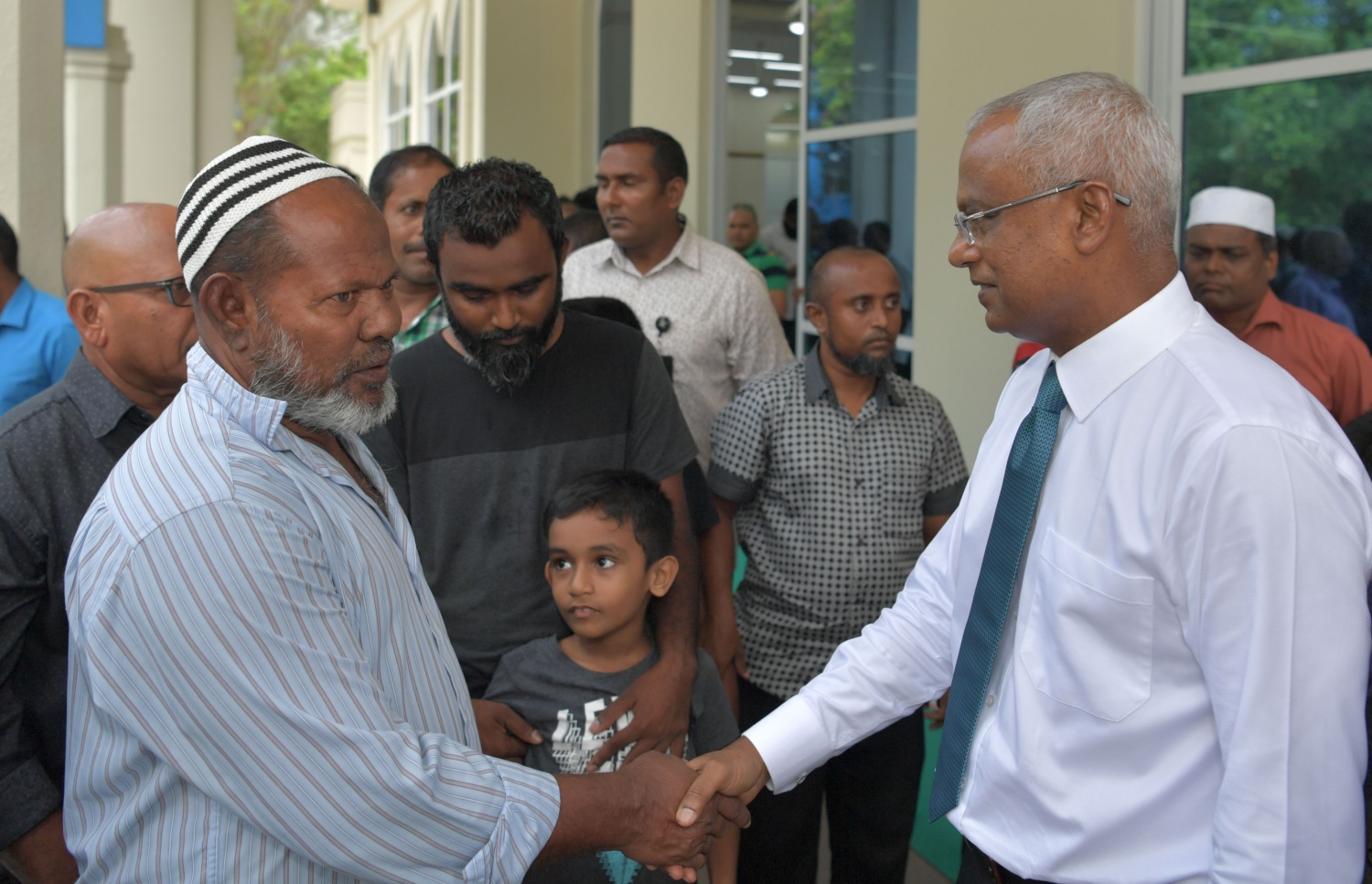 ވިލިމާލެ: އޭޕްރިލް 17، 2019: ވިލިމާލޭގައި ހެދި "މަސްޖިދުލް ބިއްރި" ހުޅުވުމަށް ބޭއްވި ރަސްމިއްޔާތެއްގައި ރައީސް އިބްރާހިމް މުހައްމަދު ސޯލިހް ވިލިމާލޭގެ ބައެއް މީހުންނާ ސަލާމް ކުރައްވަނީ.- ފޮޓޯ: ރައީސް އޮފީސް