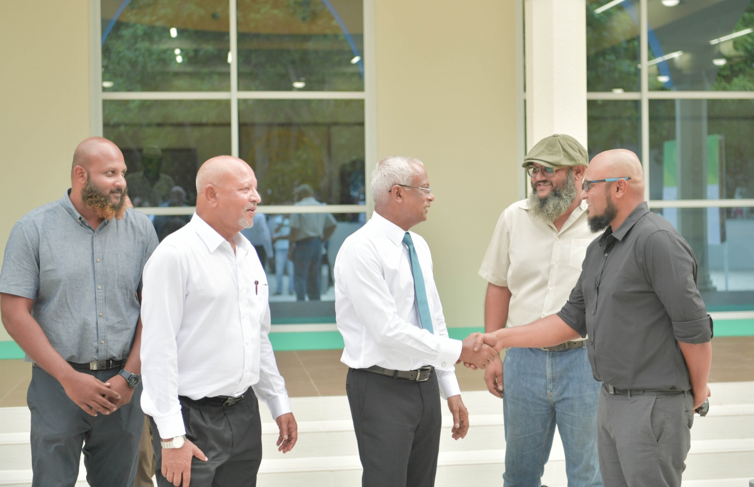 ވިލިމާލެ: އޭޕްރިލް 17، 2019: ވިލިމާލޭގައި ހެދި "މަސްޖިދުލް ބިއްރި" ހުޅުވުމަށް ބޭއްވި ރަސްމިއްޔާތެއްގައި ރައީސް އިބްރާހިމް މުހައްމަދު ސޯލިހް ވިލިމާލޭގެ ބައެއް މީހުންނާ ސަލާމް ކުރައްވަނީ.- ފޮޓޯ: ރައީސް އޮފީސް