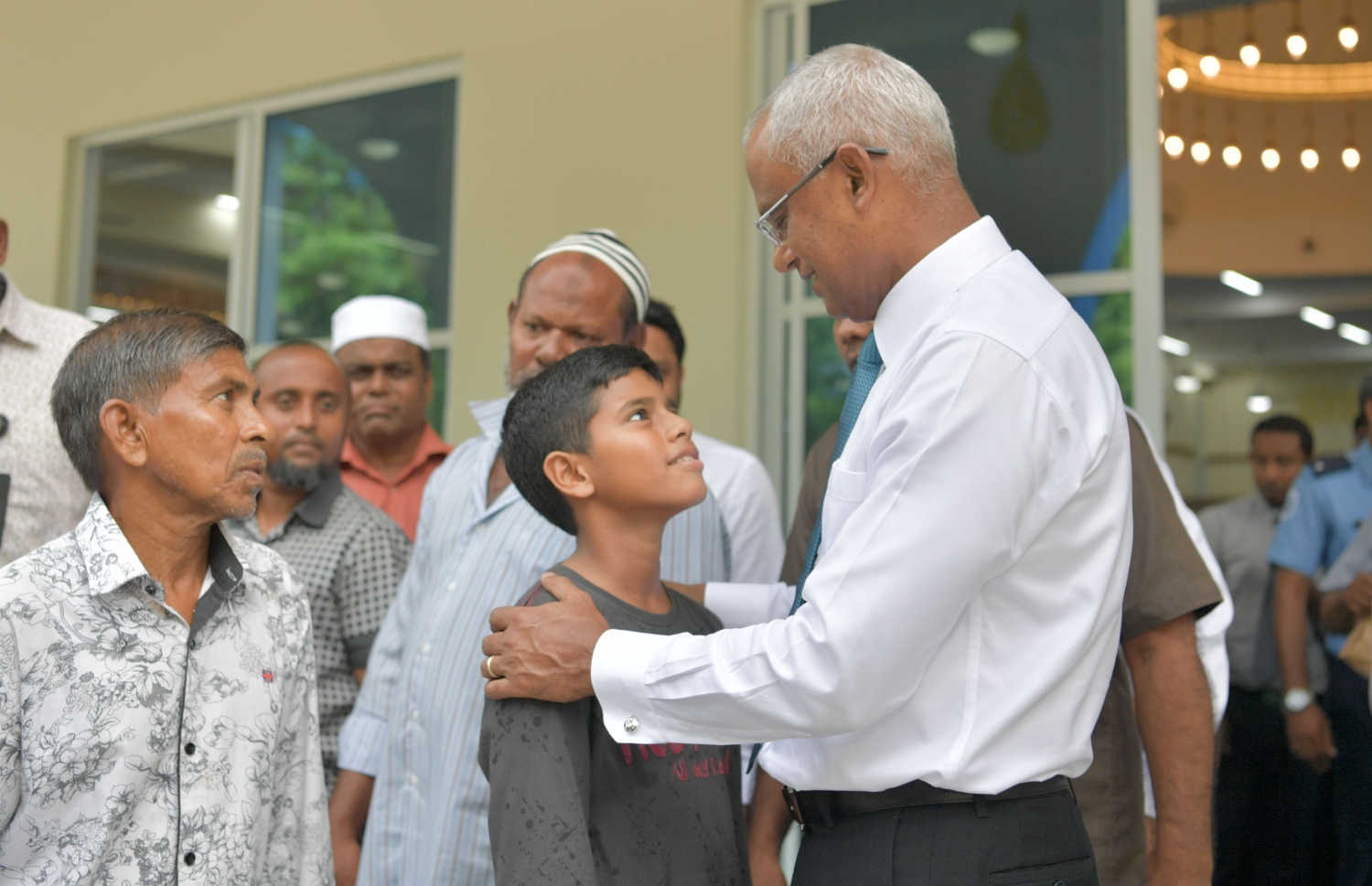 ވިލިމާލެ: އޭޕްރިލް 17، 2019: ވިލިމާލޭގައި ހެދި "މަސްޖިދުލް ބިއްރި" ހުޅުވުމަށް ބޭއްވި ރަސްމިއްޔާތެއްގައި ރައީސް އިބްރާހިމް މުހައްމަދު ސޯލިހް ވިލިމާލޭގެ ބައެއް މީހުންނާ ބައްދަލު ކުރައްވަނީ.- ފޮޓޯ: ރައީސް އޮފީސް