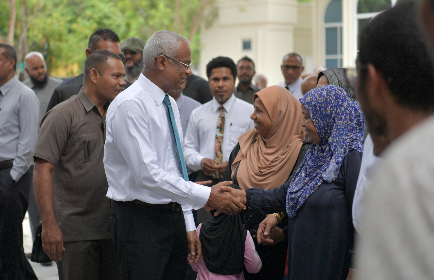 ވިލިމާލެ: އޭޕްރިލް 17، 2019: ވިލިމާލޭގައި ހެދި "މަސްޖިދުލް ބިއްރި" ހުޅުވުމަށް ބޭއްވި ރަސްމިއްޔާތެއްގައި ރައީސް އިބްރާހިމް މުހައްމަދު ސޯލިހް ވިލިމާލޭގެ ބައެއް މީހުންނާ ސަލާމް ކުރައްވަނީ.- ފޮޓޯ: ރައީސް އޮފީސް