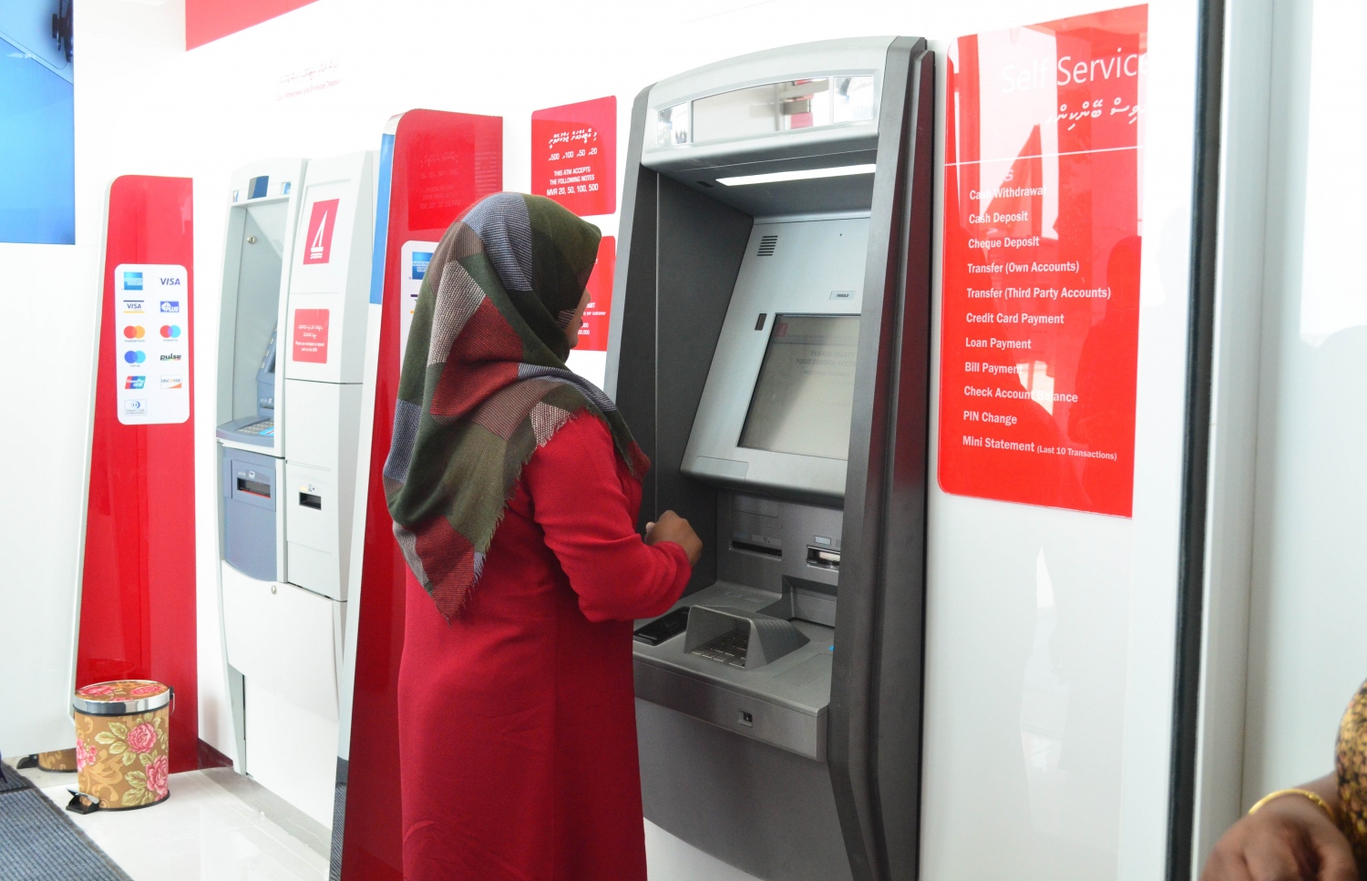 އުނގޫފާރުގައި ހުޅުވި ބީއެމްއެލްގެ ސެލްފް ސާވިސް ސެންޓަރުގެ ހިދުމަތް އެ ބޭންކުގެ ޗެއާޕާސަން ސައީދާ އުމަރު އިފުތިތާހު ކޮށްދެއްވަނީ.---ފޮޓޯ:ބީއެމްއެލް