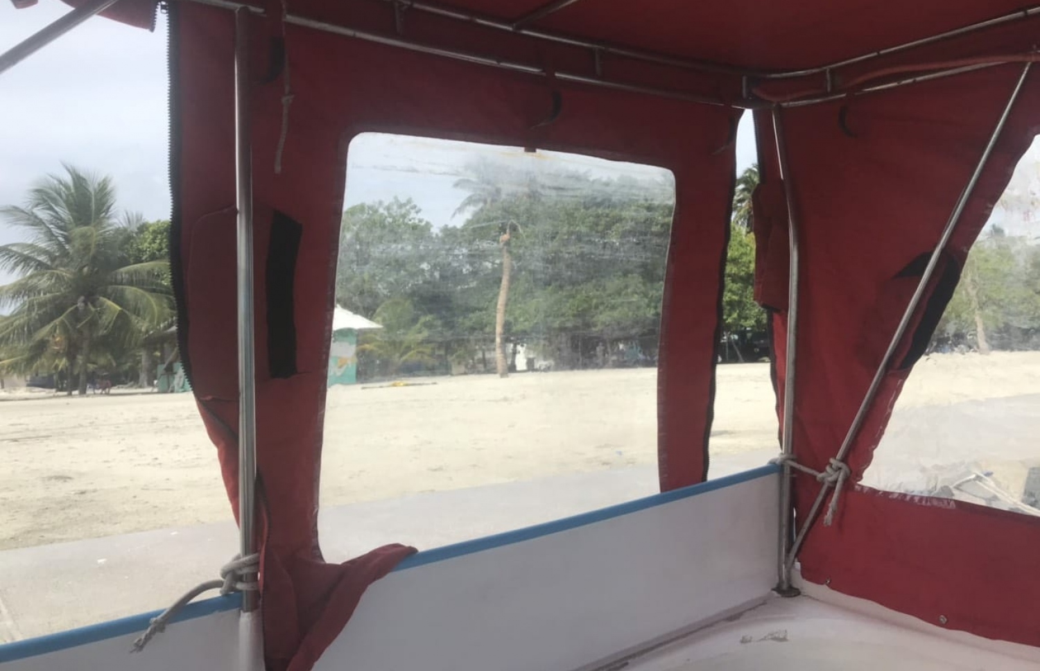 ފެހެންދޫ ކުދިން ދަތުރު ކުރާ ޑިންގީގައި އެޑިޔުކޭޝަން މިނިސްޓްރީން ސަތަރި ޖަހައިދީފައި