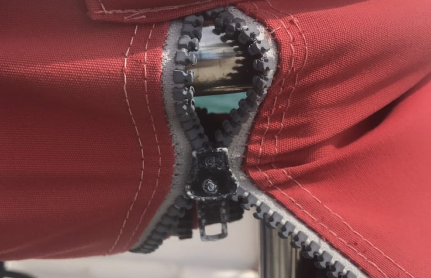 ފެހެންދޫ ކުދިން ދަތުރު ކުރާ ޑިންގީ: އެ ޑިންގީގެ ސަތަރިގަނޑުގެ ޒިބު ވަނީ ހަލާކުވެފައި