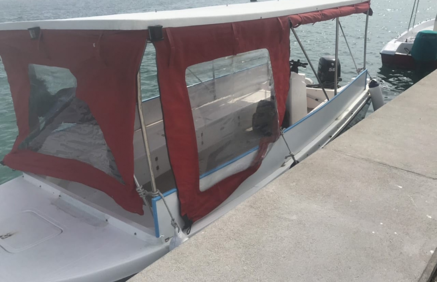 ފެހެންދޫ ކުދިން ދަތުރު ކުރާ ޑިންގީ: އެ ޑިންގީގެ ސަތަރި ހަލާކުވެ ފެން ހިޔާނުވާ މައްސަލަ ވަނީ ދިމާވެފައި--