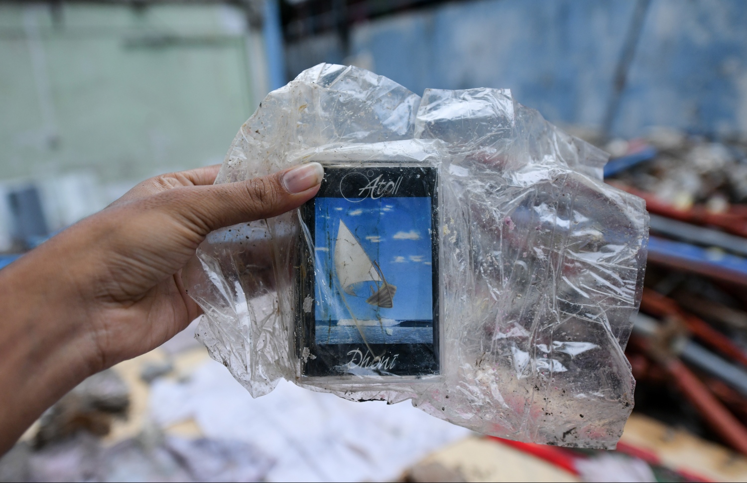 މަޖީދިއްޔާގެ ޓައިމް ކެޕްސޫލްގައި އޮތް ޒީރޯ ޑިގްރީ އެޓޯލްގެ ދޯނި އަލްބަމްގެ ކެސެޓް ޓޭޕެއް. -- ފޮޓޯ: ހުސެއިން ވަހީދު/ މިހާރު