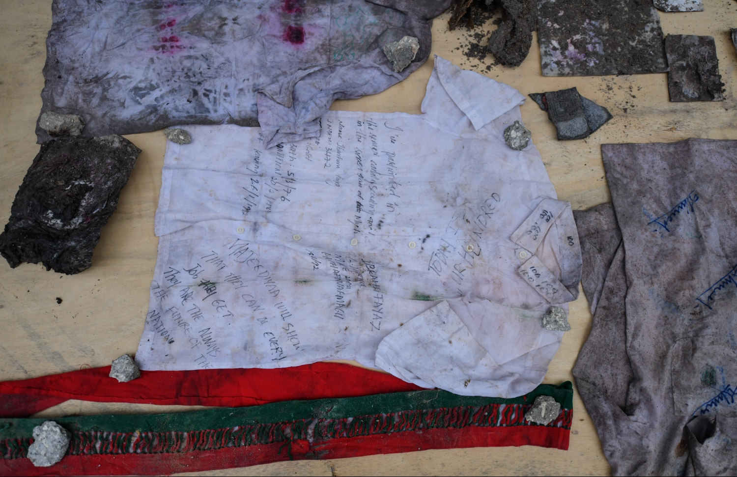 މަޖީދިއްޔާ ސްކޫލުގެ ދަރިވަރުން ވަޅުލި ކެޕްސޫލްގެ ތެރޭގައި ރައްކާކޮށްފައި ހުރި އެ ސްކޫލުގެ ޔުނީފޯމަކާއި ސޭޝެއް: އެއީ ސްކޫލަށް 100 އަހަރު ފުރުމުން ނަގަން ނިންމި އެއްޗެއް.-- ފޮޓޯ: ހުސެއިން ވަހީދު/ މިހާރު