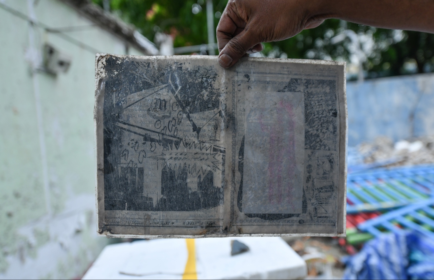 މަޖީދިއްޔާ ސްކޫލުގެ ދަރިވަރުން ވަޅުލި ކެޕްސޫލްގެ ތެރޭގައި ރައްކާކޮށްފައި ހުރި އެ ސްކޫލުގެ ކުރީގެ ފޮތެއް: މަޖީދިއްޔާ ސްކޫލަށް އަންނަ ހޮނިހިރު ދުވަހު 92 އަހަރު ފުރޭނެ.-- ފޮޓޯ: ހުސެއިން ވަހީދު/ މިހާރު